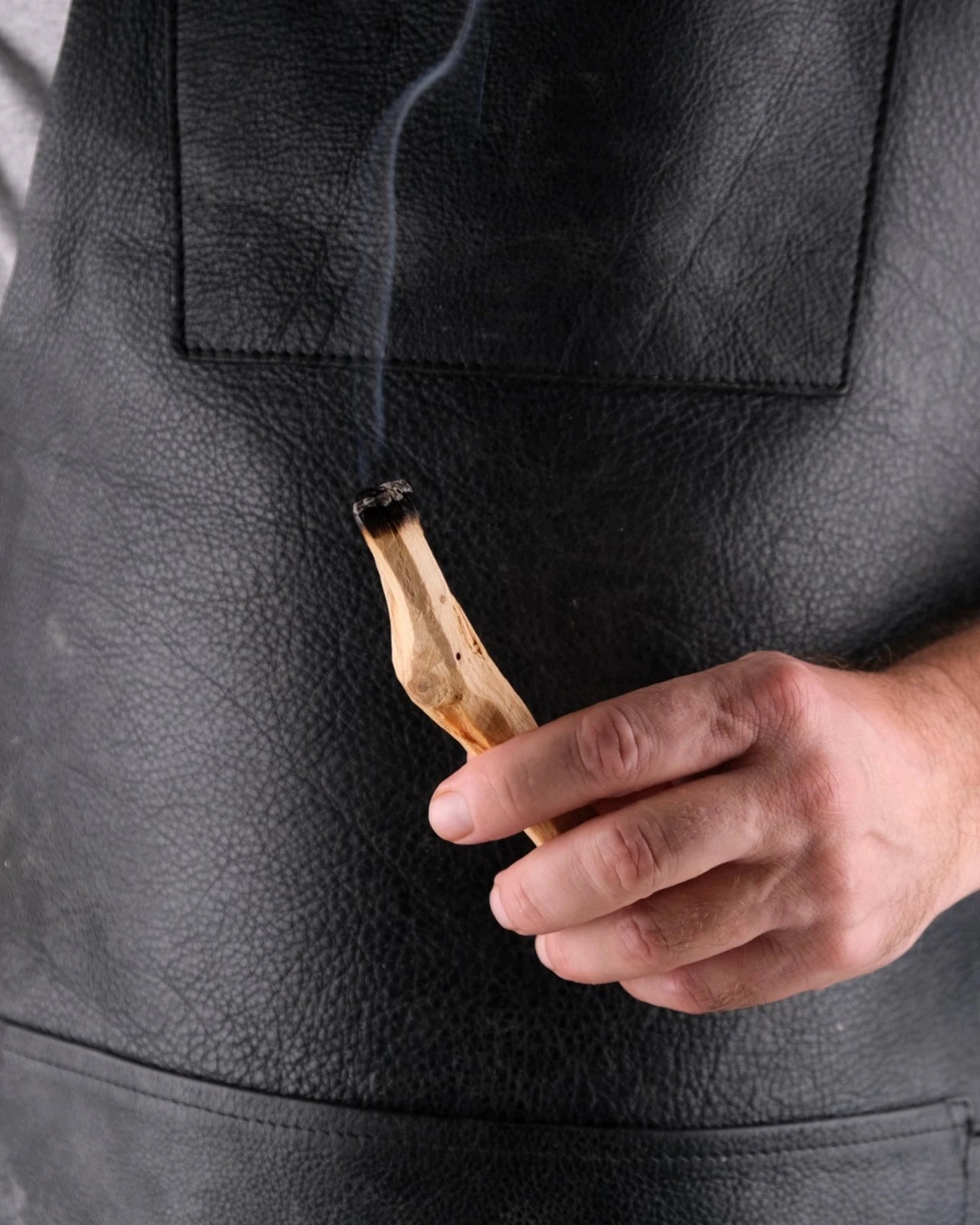 fumiginazione del palo santo incenso sciamanico