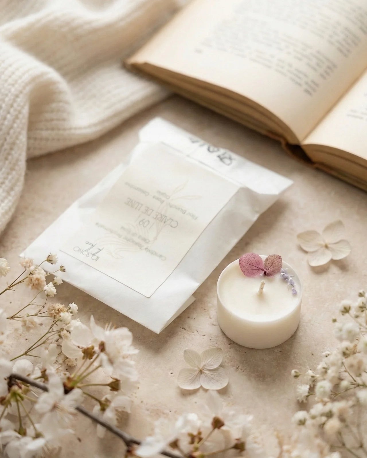 Piccole candeline profumate tealight in contenitore di PLA biodegradabile e sostenibile - pura cera di soia 100% vegetale - made in italy a Roma - 12 A Luce Bassa | profumo fiorito ricco, cipriato ed ambrato ai fiori bianchi, rosa, gelsomino e giglio