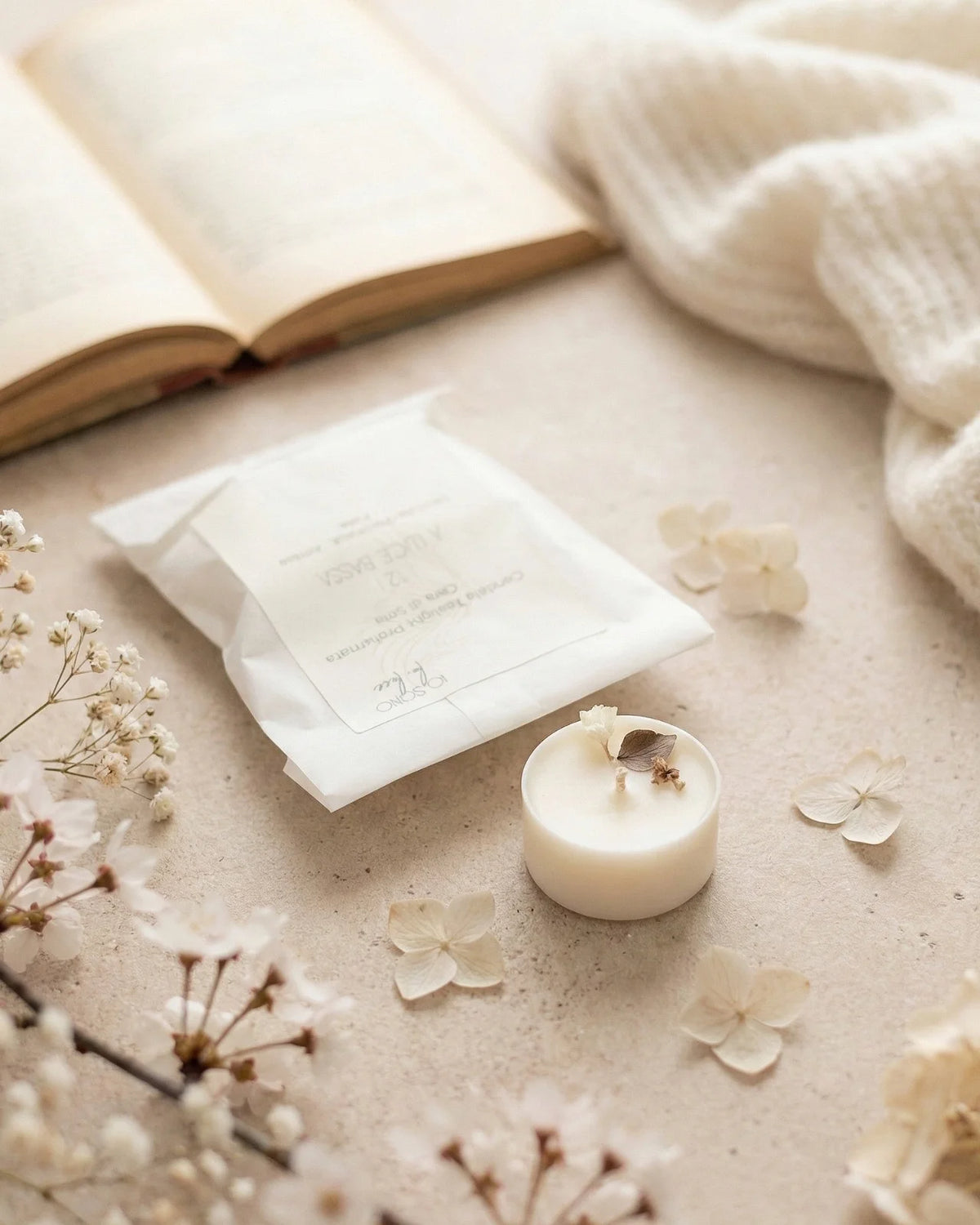 Piccole candeline profumate tealight in contenitore di PLA biodegradabile e sostenibile - pura cera di soia 100% vegetale - made in italy a Roma - 12 A Luce Bassa | profumo legnoso, cremoso, ambrato al sandalo, patchouli, ambra, pelle 