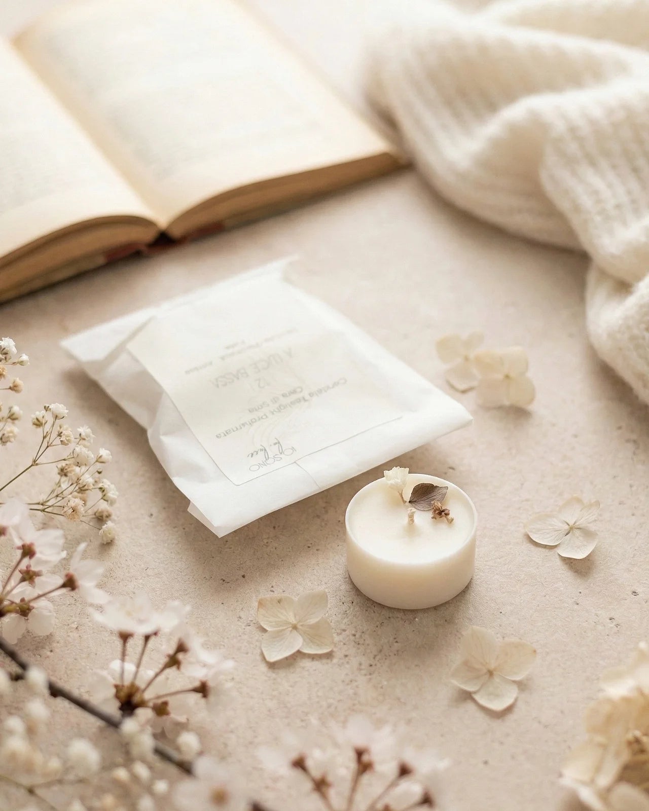 Piccole candeline profumate tealight in contenitore di PLA biodegradabile e sostenibile - pura cera di soia 100% vegetale - made in italy a Roma - 12 A Luce Bassa | profumo legnoso, cremoso, ambrato al sandalo, patchouli, ambra, pelle 