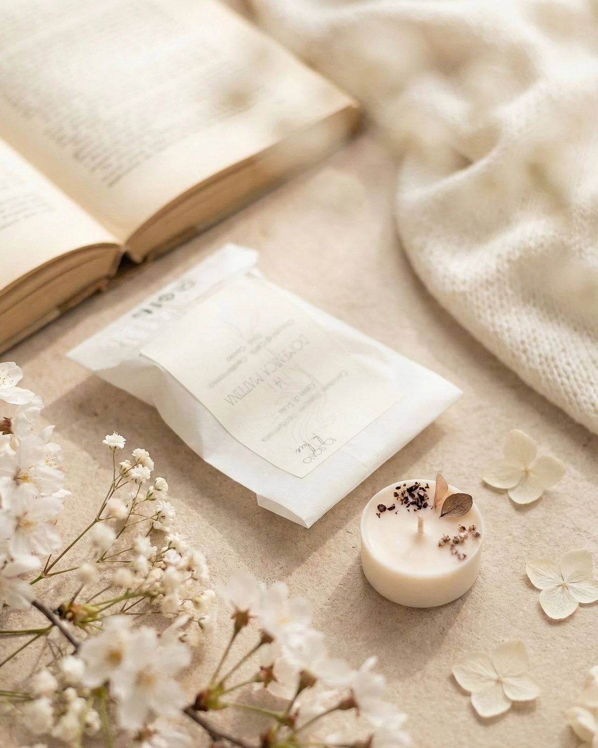 Piccole candeline profumate tealight in contenitore di PLA biodegradabile e sostenibile - pura cera di soia 100% vegetale - made in italy a Roma - 19 Dolci Sogni | profumo vanigliato, gourmand, speziato, legnoso ai chicchi di caffè, cardamomo, oud e cacao