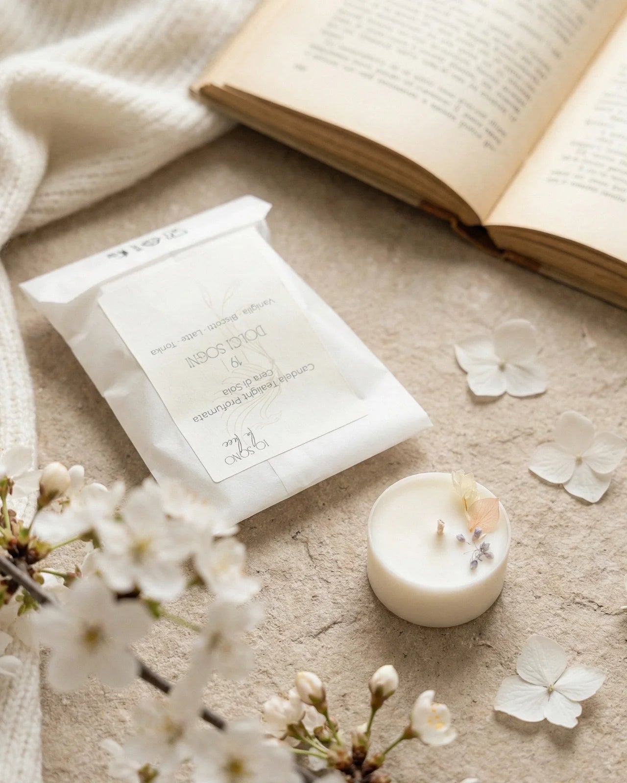 Piccole candeline profumate tealight in contenitore di PLA biodegradabile e sostenibile - pura cera di soia 100% vegetale - made in italy a Roma - 19 Dolci Sogni | profumo vanigliato, gourmand, cremosa alla vaniglia, biscotti, latte, fava tonka