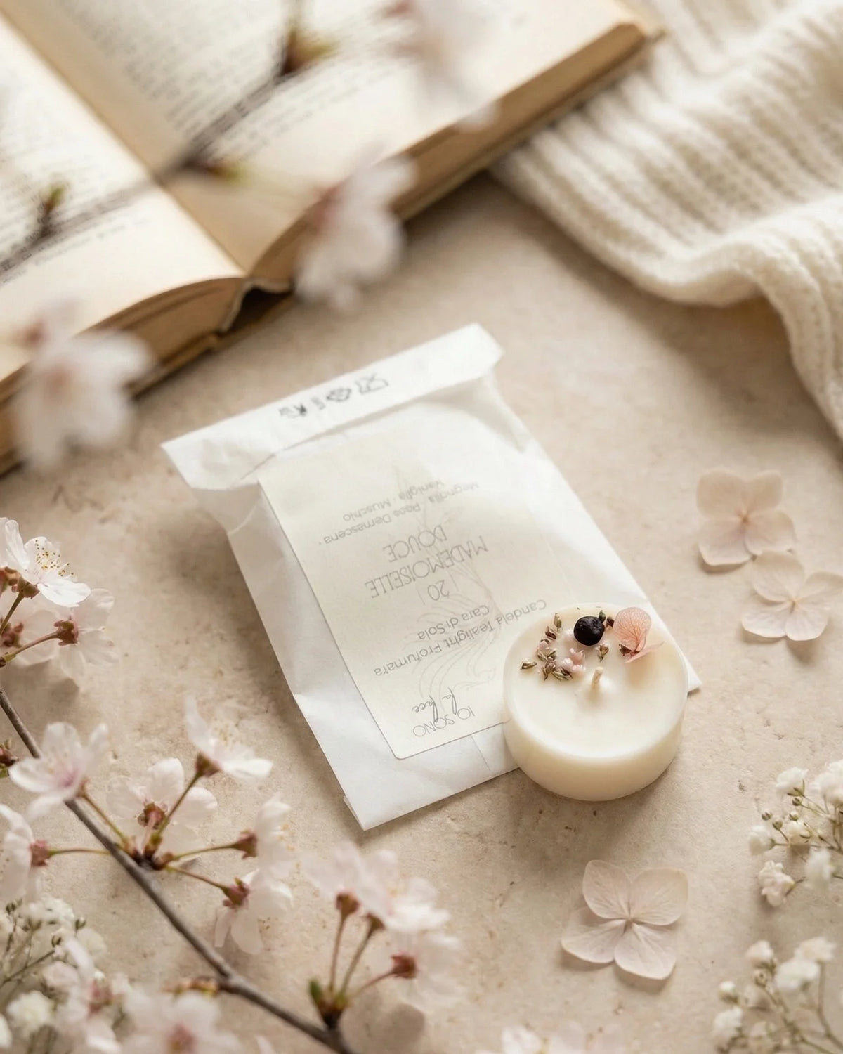 Piccole candeline profumate tealight in contenitore di PLA biodegradabile e sostenibile - pura cera di soia 100% vegetale - made in italy a Roma - 19 Dolci Sogni | profumo fiorito, vaniglia, muschiato alla magnolia, rosa damascena, vaniglia e muschio