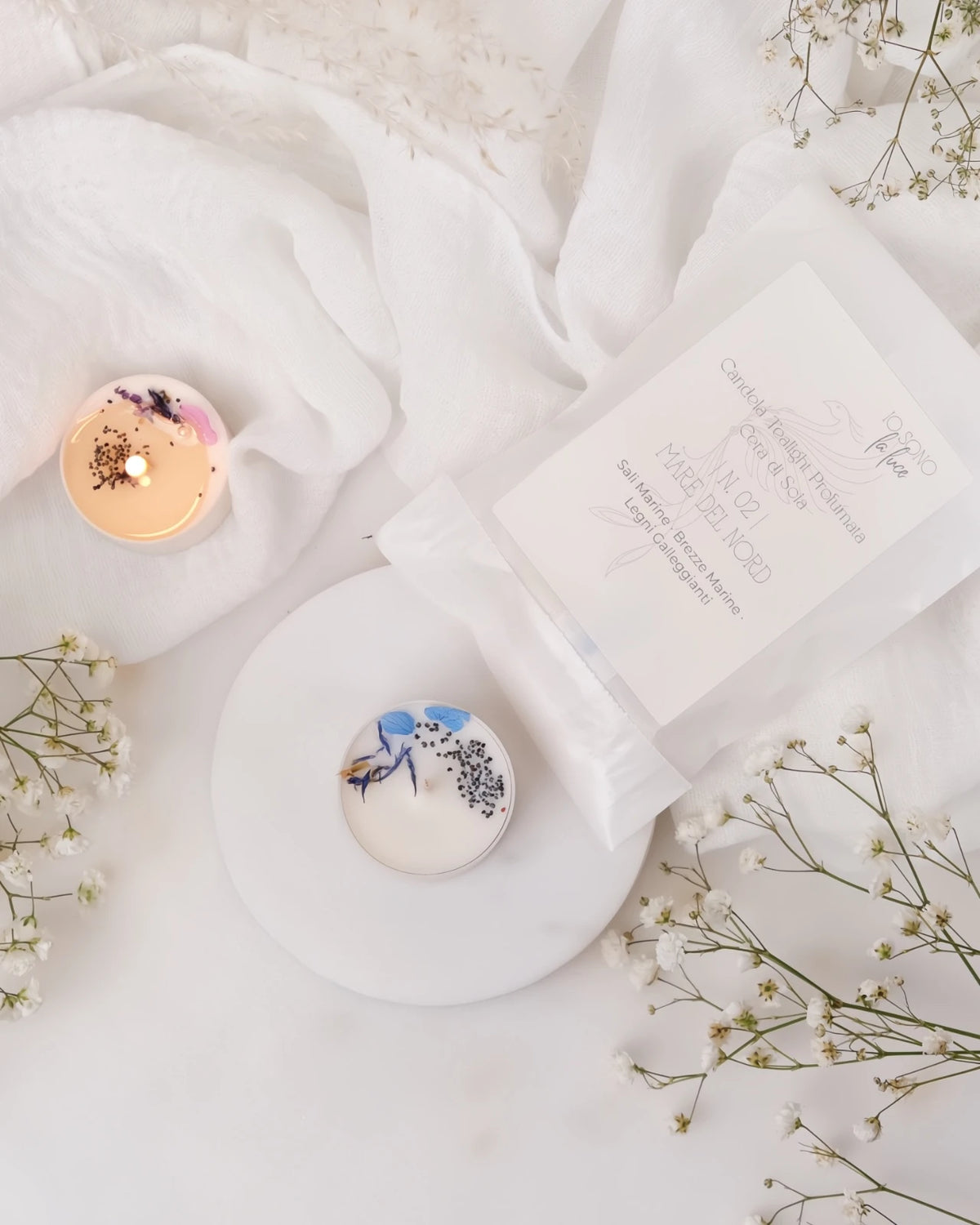 Piccole candeline profumate tealight in contenitore di PLA biodegradabile e sostenibile - pura cera di soia 100% vegetale - made in italy a Roma - profumo di sali marini, aromi ozonici e mare d&#39;inverno