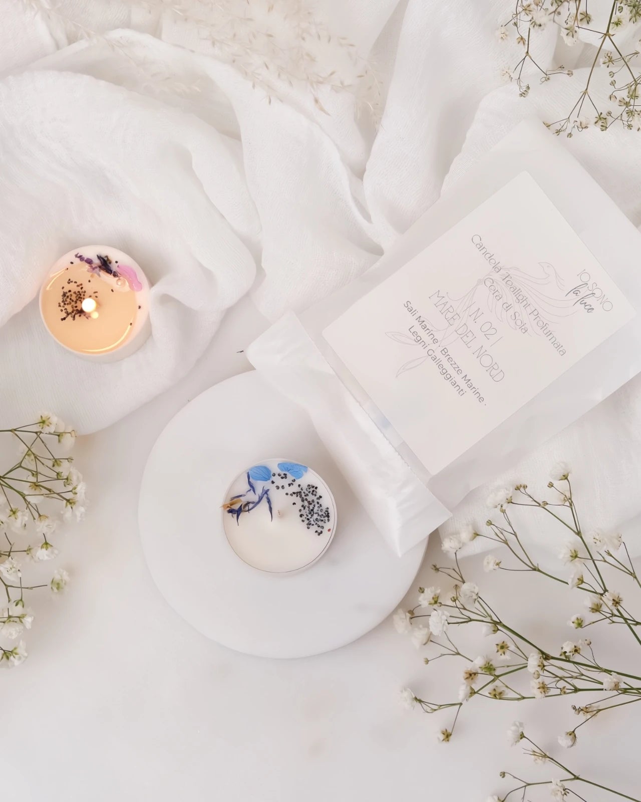 Piccole candeline profumate tealight in contenitore di PLA biodegradabile e sostenibile - pura cera di soia 100% vegetale - made in italy a Roma - profumo di sali marini, aromi ozonici e mare d'inverno