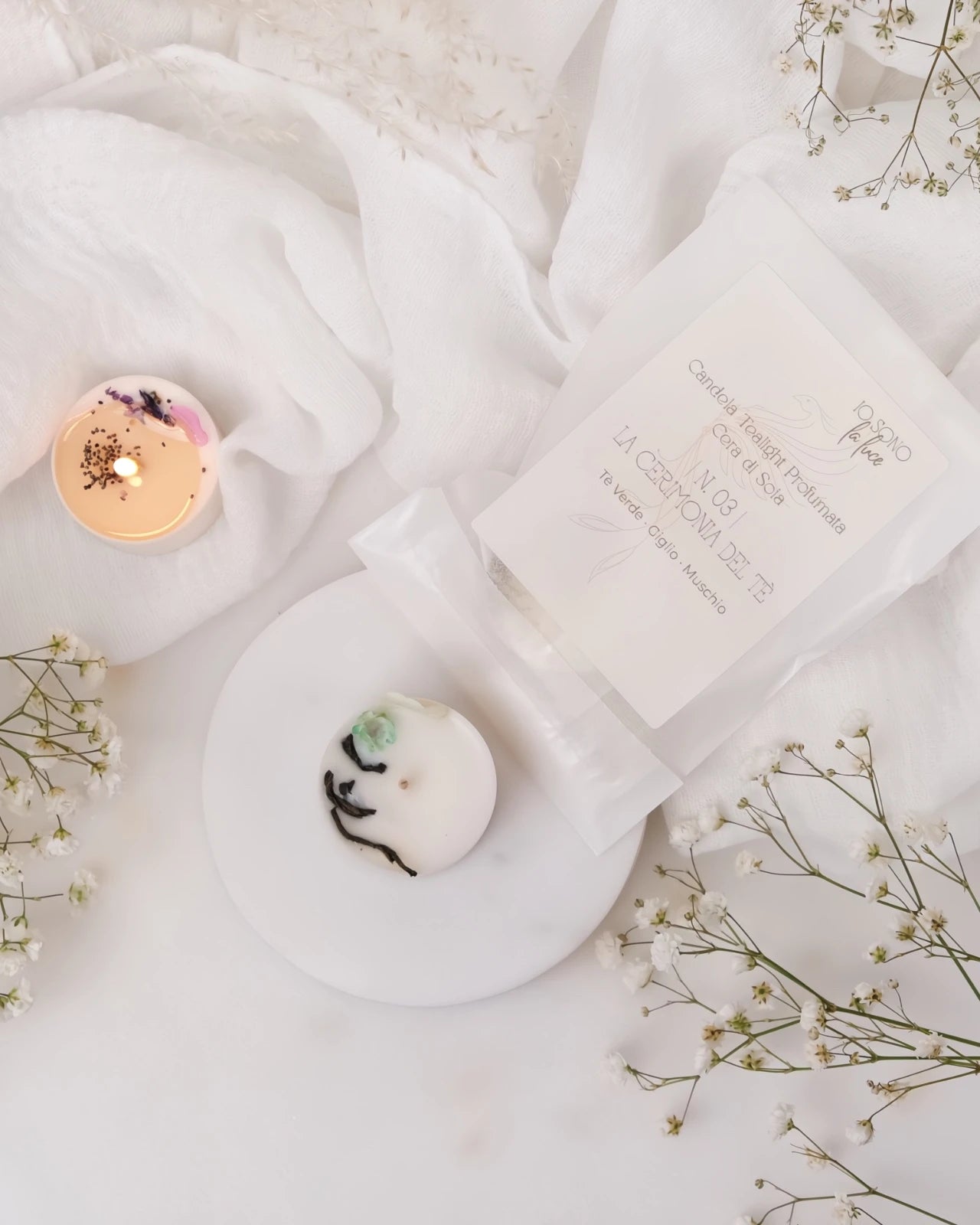 Piccole candeline profumate tealight in contenitore di PLA biodegradabile e sostenibile - pura cera di soia 100% vegetale - made in italy a Roma - profumo di tè verde, giglio e muschio