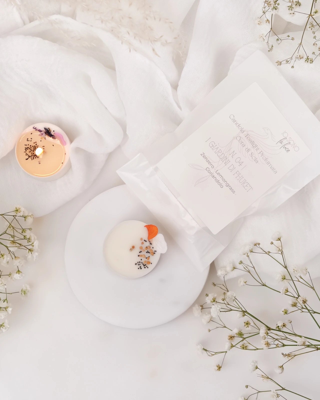 Piccole candeline profumate tealight in contenitore di PLA biodegradabile e sostenibile - pura cera di soia 100% vegetale - made in italy a Roma - profumo di zenzero, lemongrass e agrumi orientali