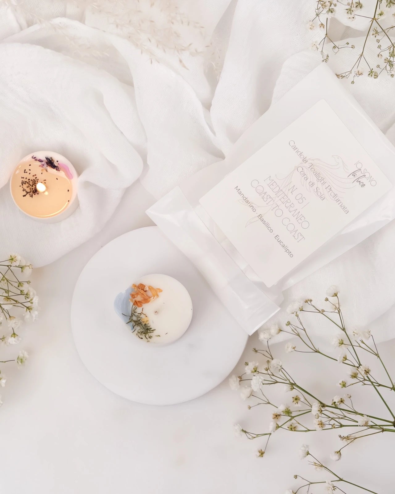 Piccole candeline profumate tealight in contenitore di PLA biodegradabile e sostenibile - pura cera di soia 100% vegetale - made in italy a Roma - profumo di costa del Mediterraneo, basilico e eucalipto