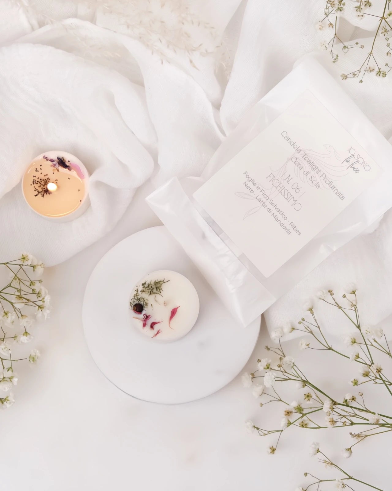 Piccole candeline profumate tealight in contenitore di PLA biodegradabile e sostenibile - pura cera di soia 100% vegetale - made in italy a Roma - profumo di fico