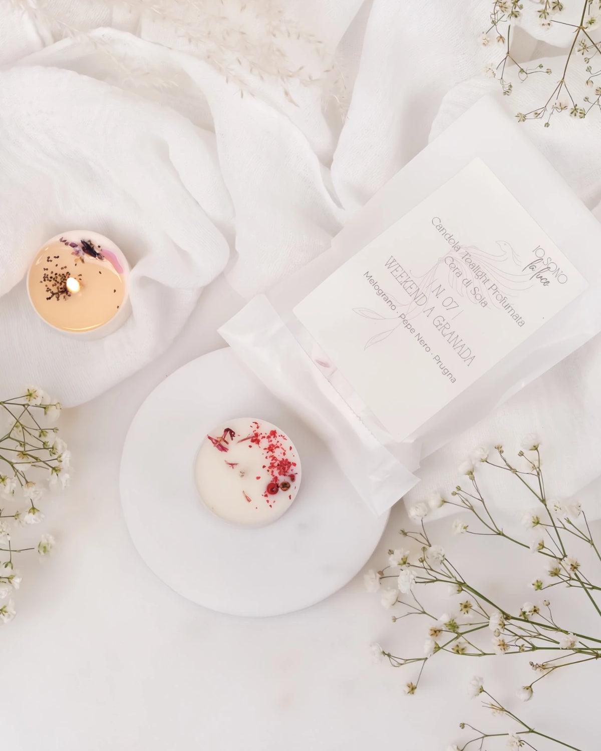 Piccole candeline profumate tealight in contenitore di PLA biodegradabile e sostenibile - pura cera di soia 100% vegetale - made in italy a Roma - profumo di melograno