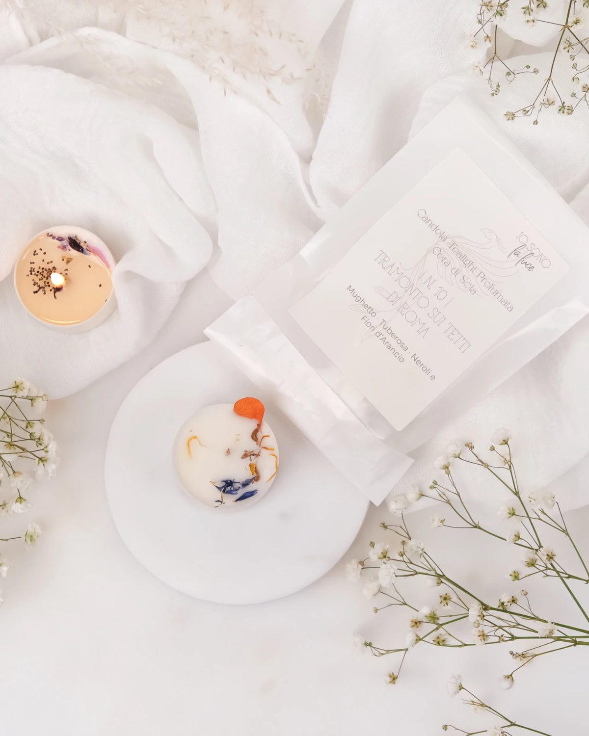 Piccole candeline profumate tealight in contenitore di PLA biodegradabile e sostenibile - pura cera di soia 100% vegetale - made in italy a Roma - profumo di mughetto, tuberosa e tramonto sui tetti di roma