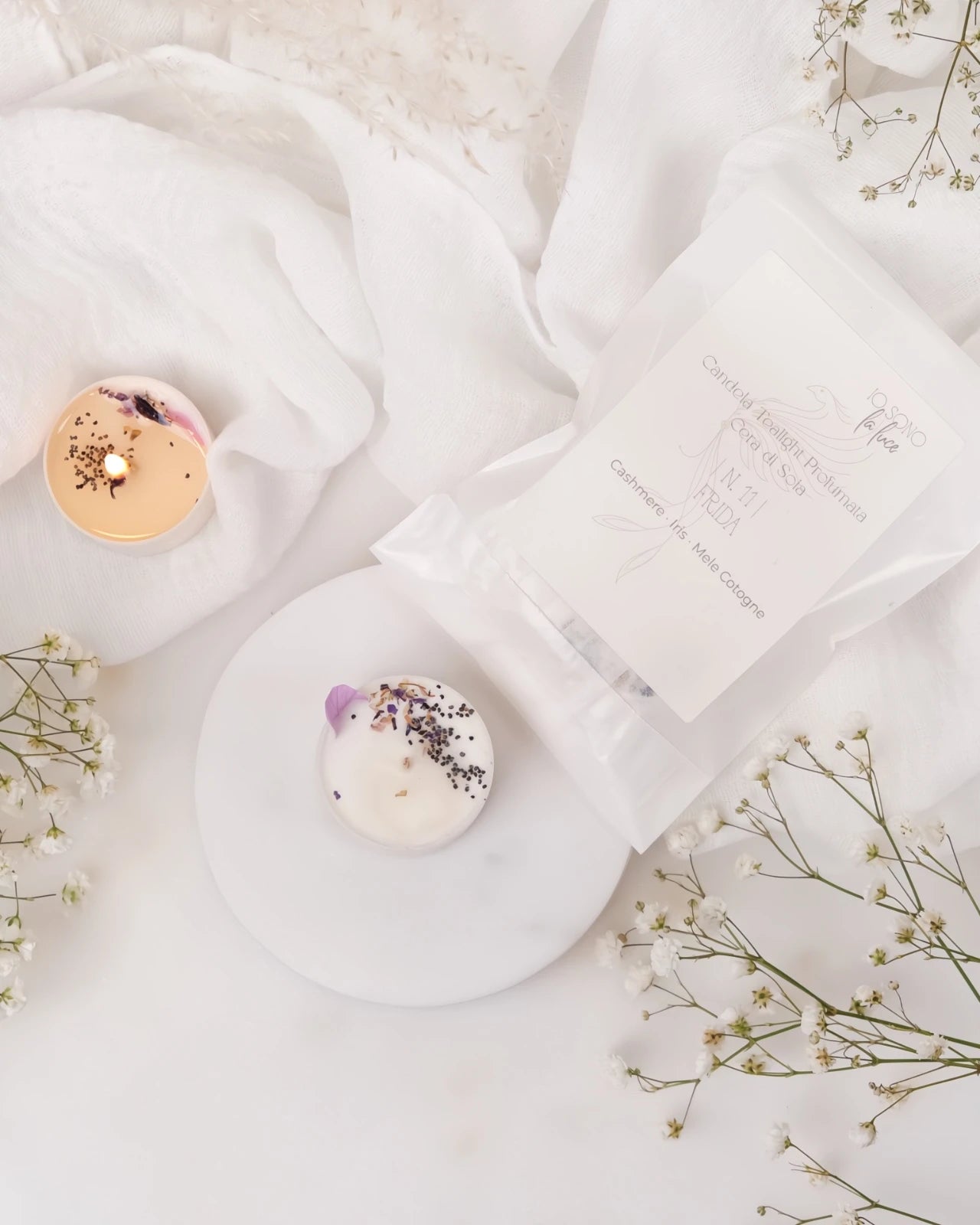 Piccole candeline profumate tealight in contenitore di PLA biodegradabile e sostenibile - pura cera di soia 100% vegetale - made in italy a Roma - profumo di cashmere, iris e Frida
