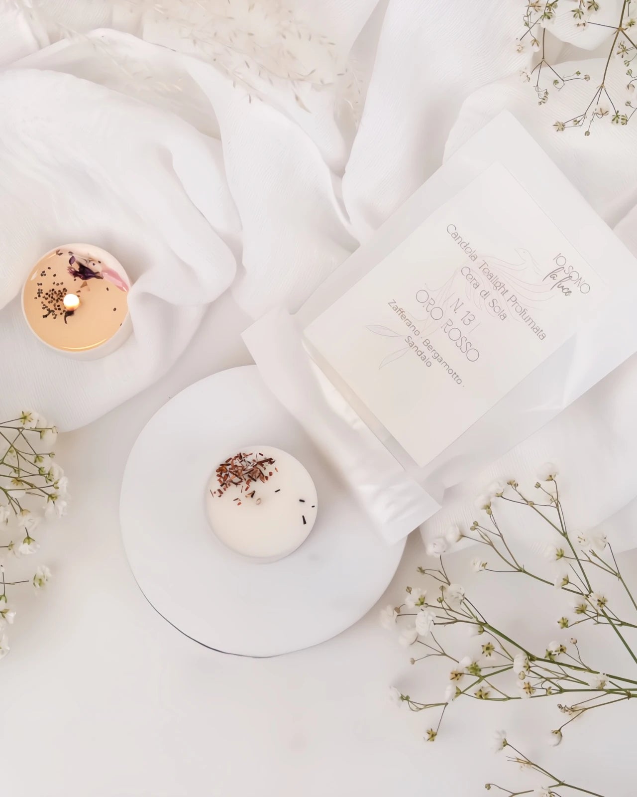 Piccole candeline profumate tealight in contenitore di PLA biodegradabile e sostenibile - pura cera di soia 100% vegetale - made in italy a Roma - profumo di zafferano, ambra e bergamotto