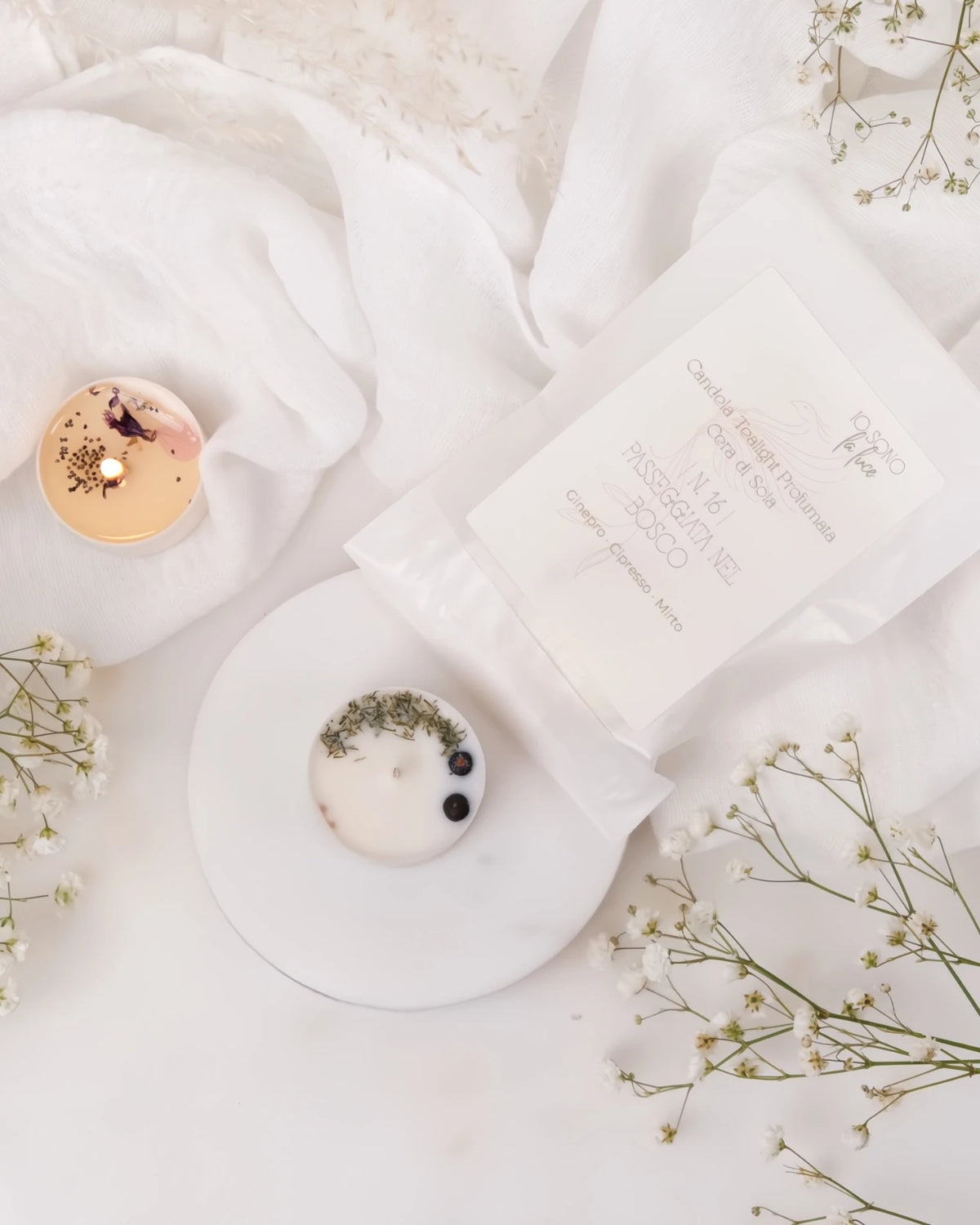 Piccole candeline profumate tealight in contenitore di PLA biodegradabile e sostenibile - pura cera di soia 100% vegetale - made in italy a Roma - profumo di bosco e ginepro