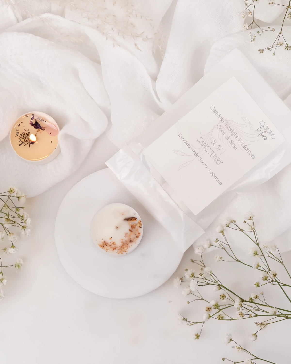 Piccole candeline profumate tealight in contenitore di PLA biodegradabile e sostenibile - pura cera di soia 100% vegetale - made in italy a Roma - profumo di palo santo