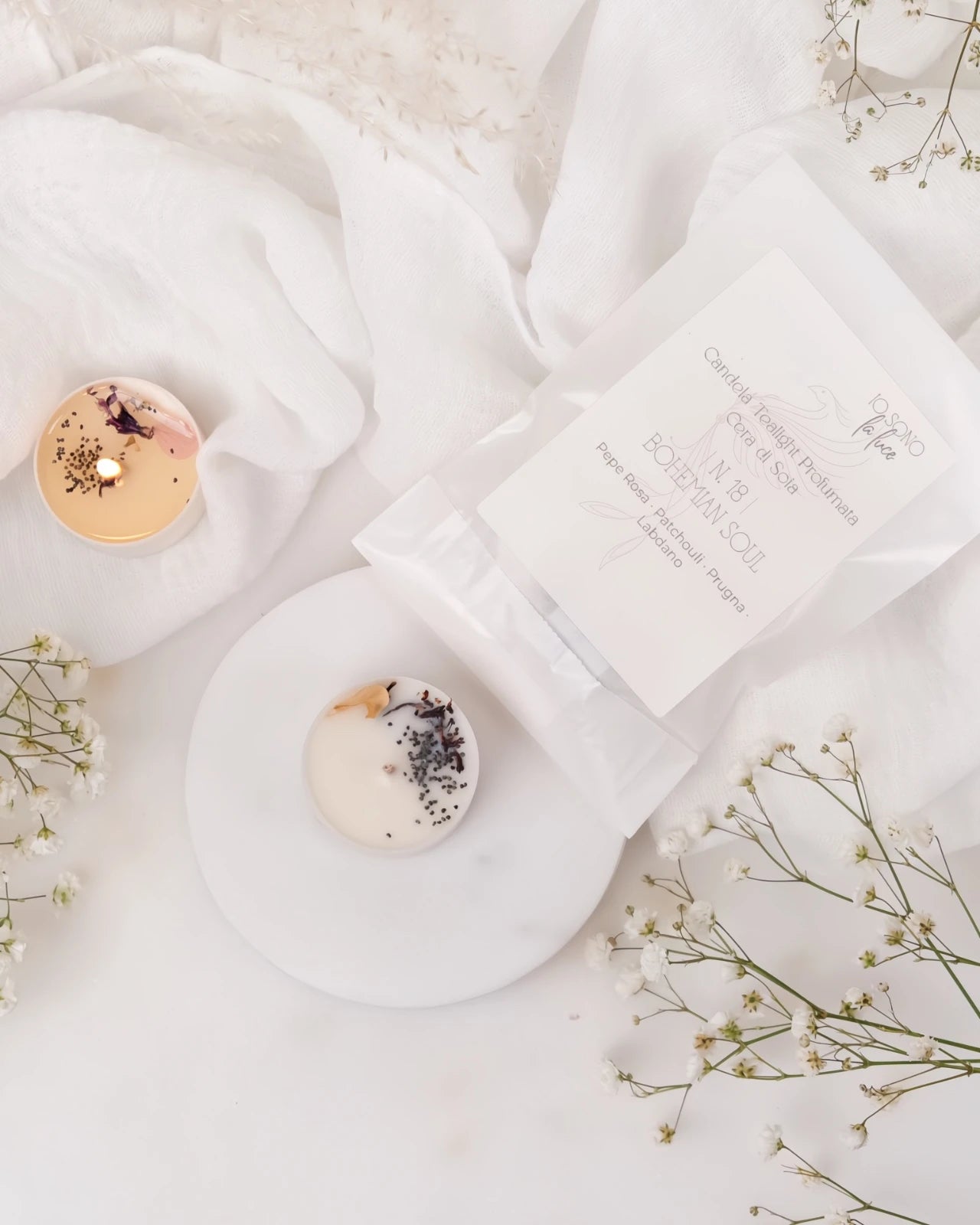 Piccole candeline profumate tealight in contenitore di PLA biodegradabile e sostenibile - pura cera di soia 100% vegetale - made in italy a Roma - profumo di prugna, pepe rosa, patchouli e bohemian soul