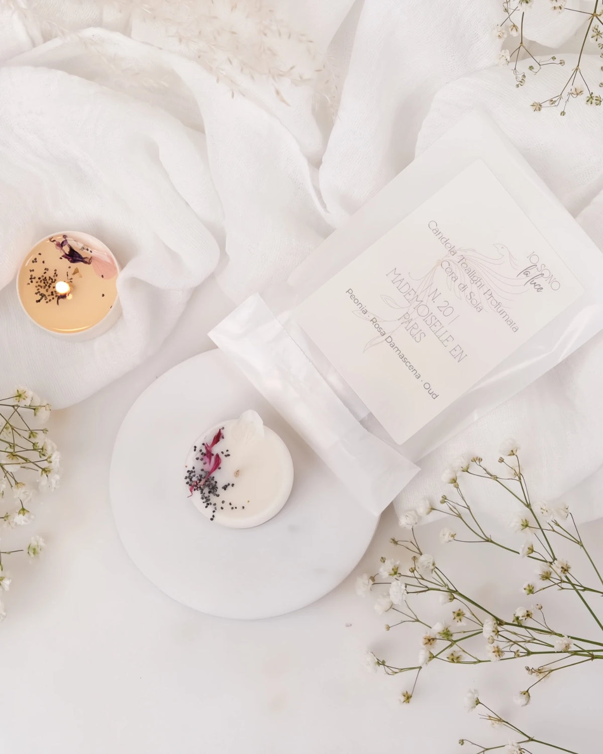 Piccole candeline profumate tealight in contenitore di PLA biodegradabile e sostenibile - pura cera di soia 100% vegetale - made in italy a Roma - profumo di peonia, rosa e oud