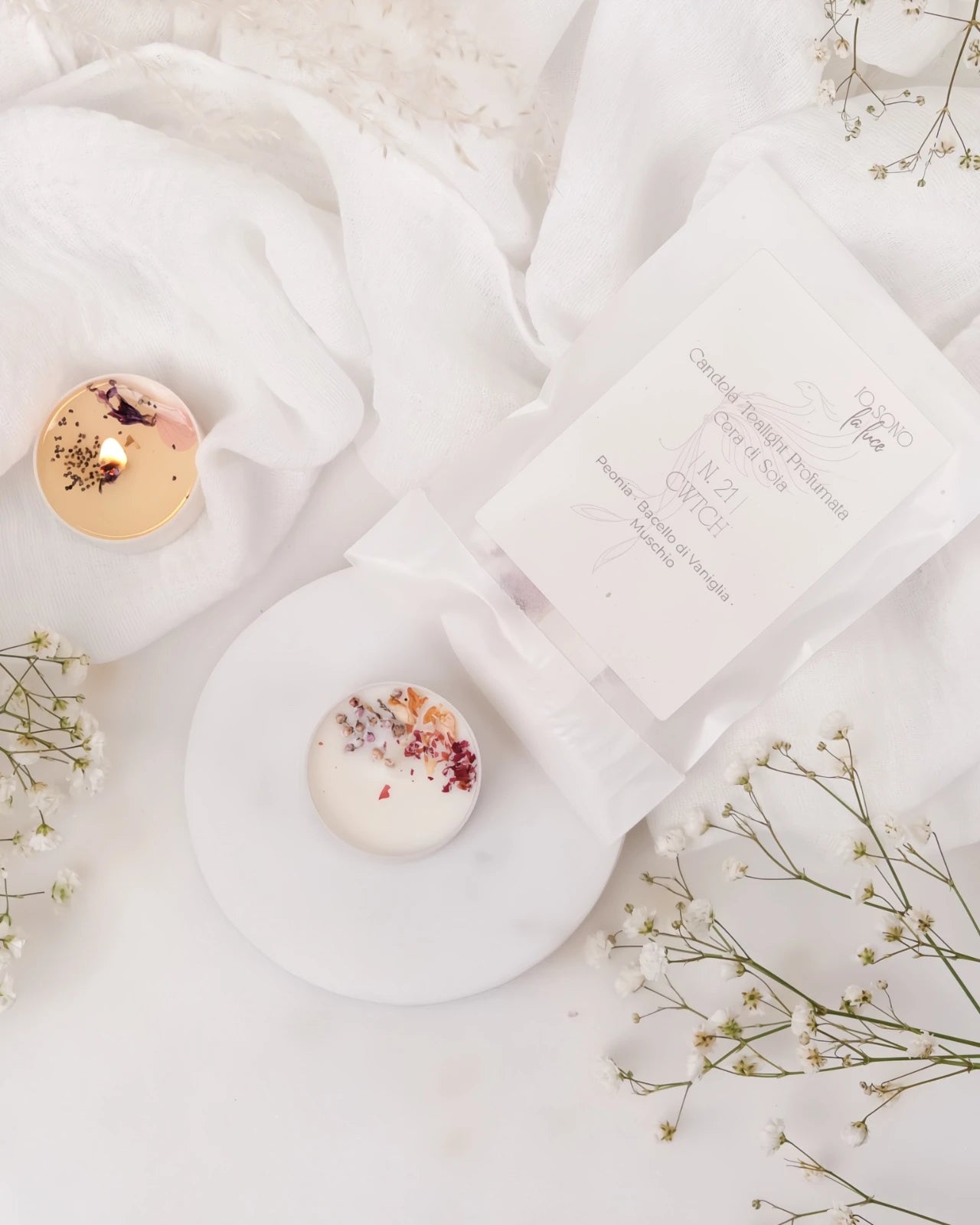 Piccole candeline profumate tealight in contenitore di PLA biodegradabile e sostenibile - pura cera di soia 100% vegetale - made in italy a Roma - profumo di peonia, vaniglia e abbraccio