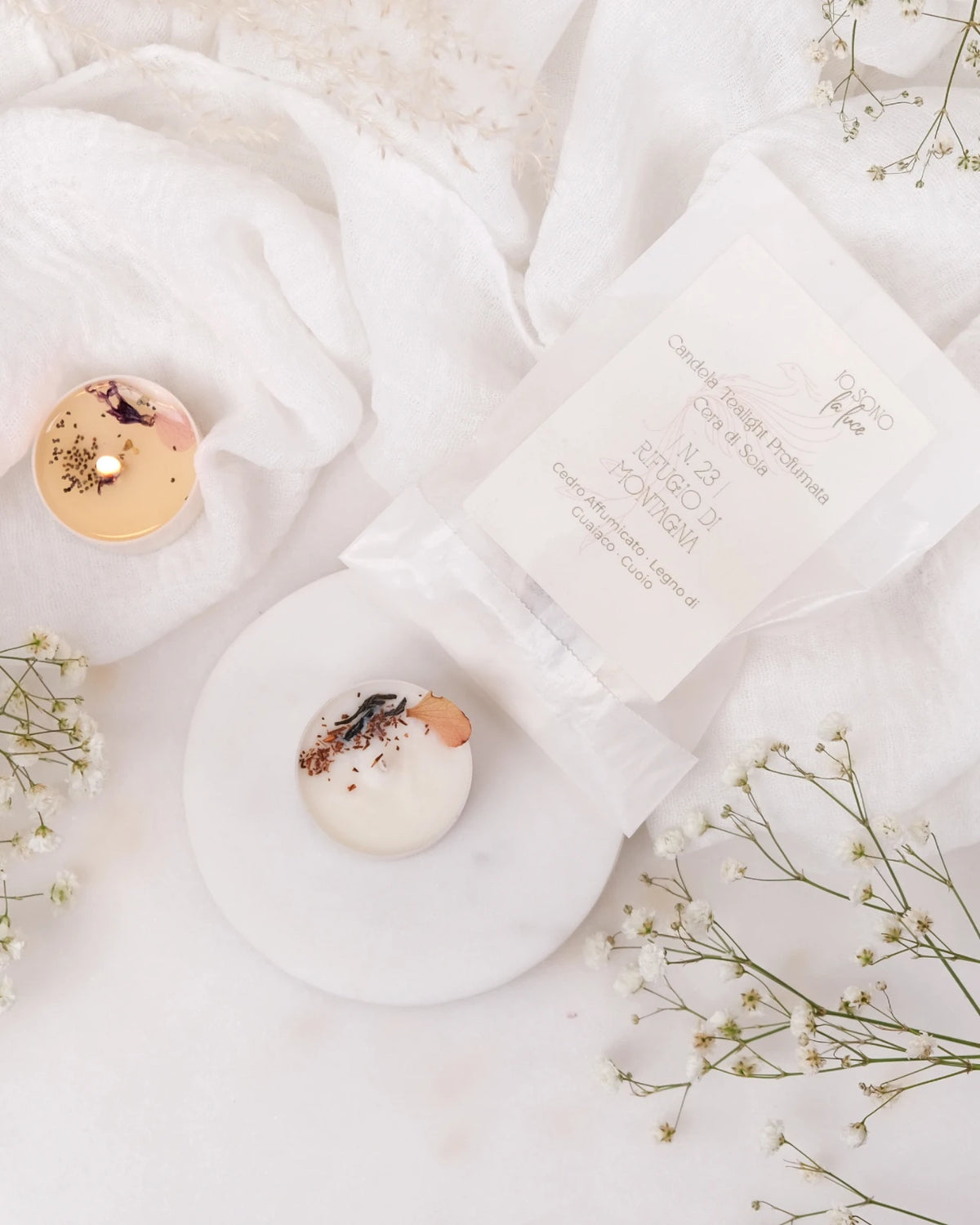 Piccole candeline profumate tealight in contenitore di PLA biodegradabile e sostenibile - pura cera di soia 100% vegetale - made in italy a Roma - profumo di camino acceso, chalet sui monti e legna affumicata