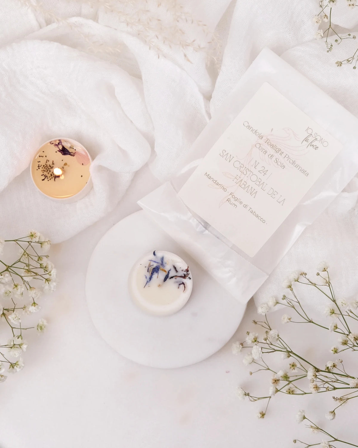 Piccole candeline profumate tealight in contenitore di PLA biodegradabile e sostenibile - pura cera di soia 100% vegetale - made in italy a Roma - profumo di rum e tabacco