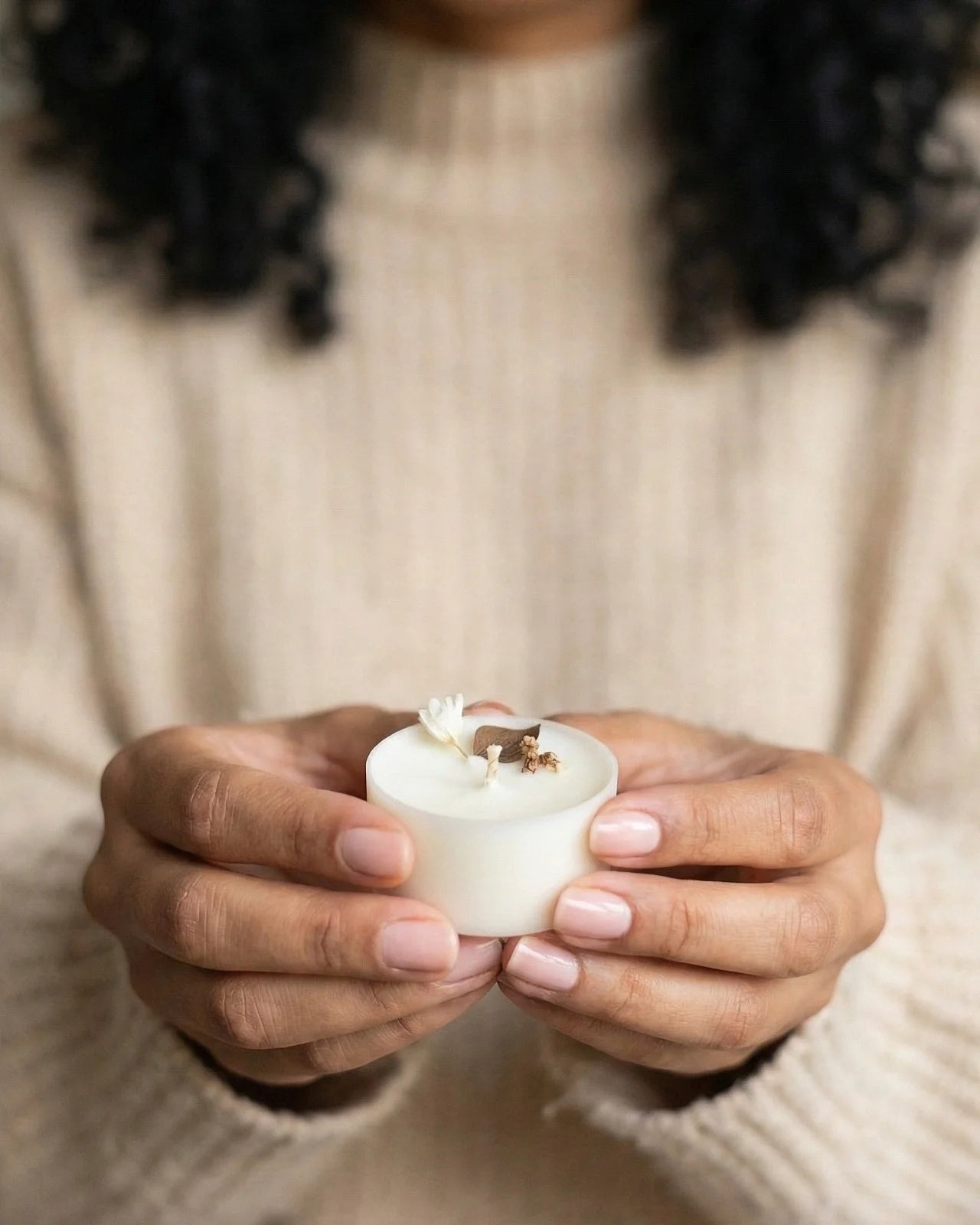 Piccole candeline profumate tealight in contenitore di PLA biodegradabile e sostenibile - pura cera di soia 100% vegetale - made in italy a Roma 