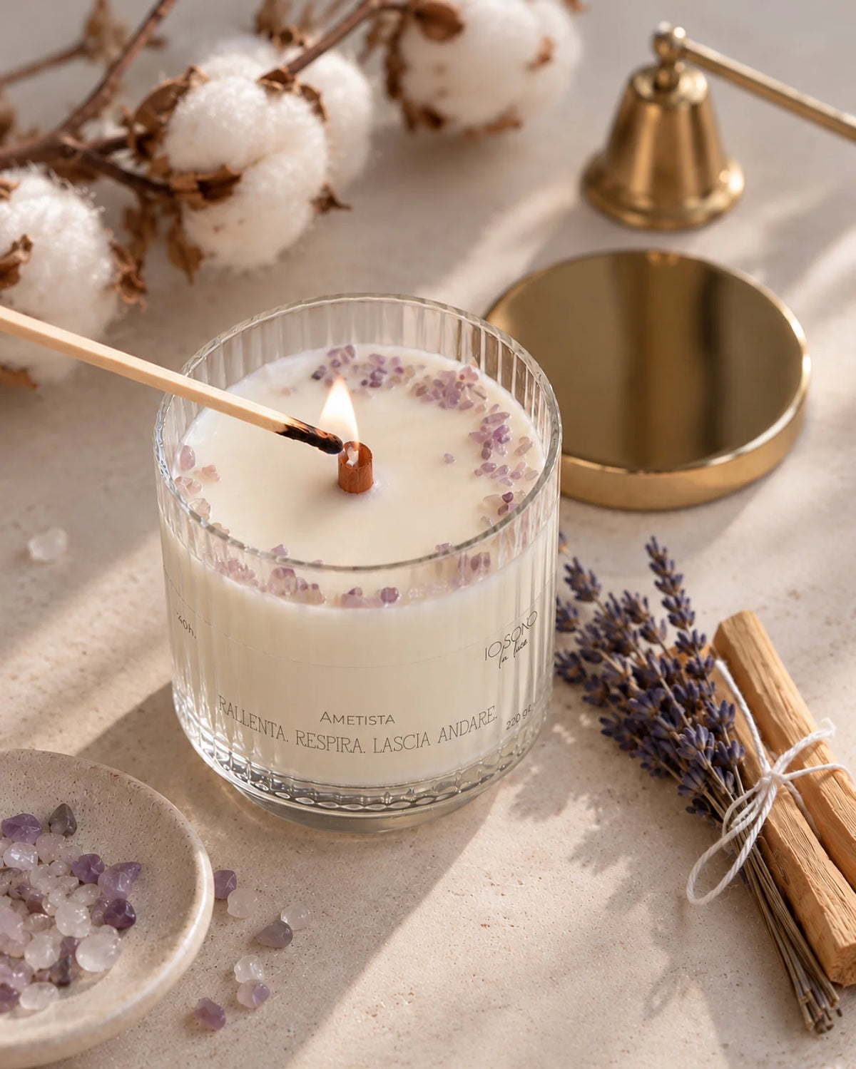 Ritual Kit con due bastoncini di palo santo, mazzetto con 6 rametti di lavanda, candela profumata in cera di soia arricchita con chips di cristalli pietre semipreziose naturali | Ametista - Il Rituale della Calma