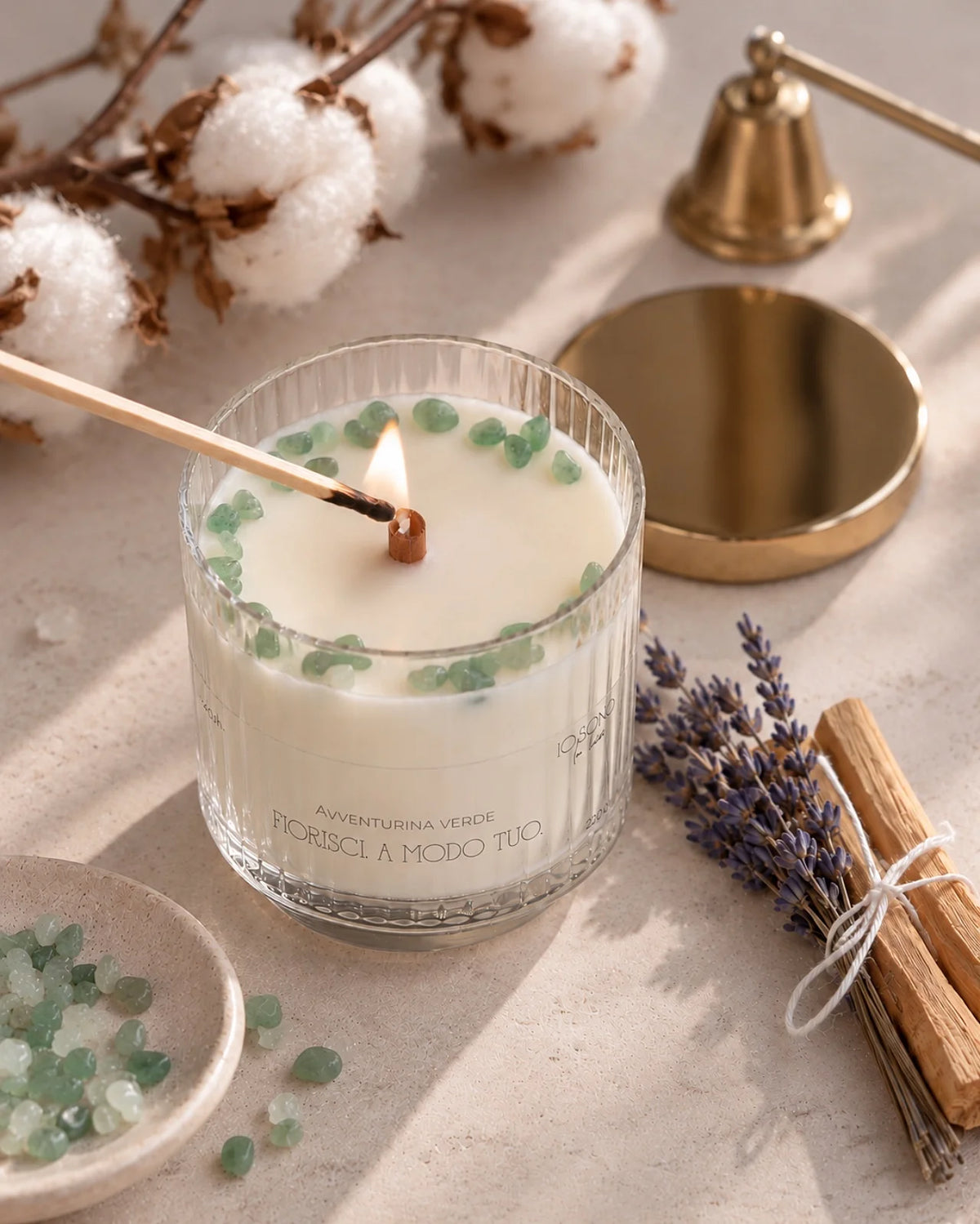 Ritual Kit con due bastoncini di palo santo, mazzetto con 6 rametti di lavanda, candela profumata in cera di soia arricchita con chips di cristalli pietre semipreziose naturali | Avventurina Verde - Il Rituale della Libertà