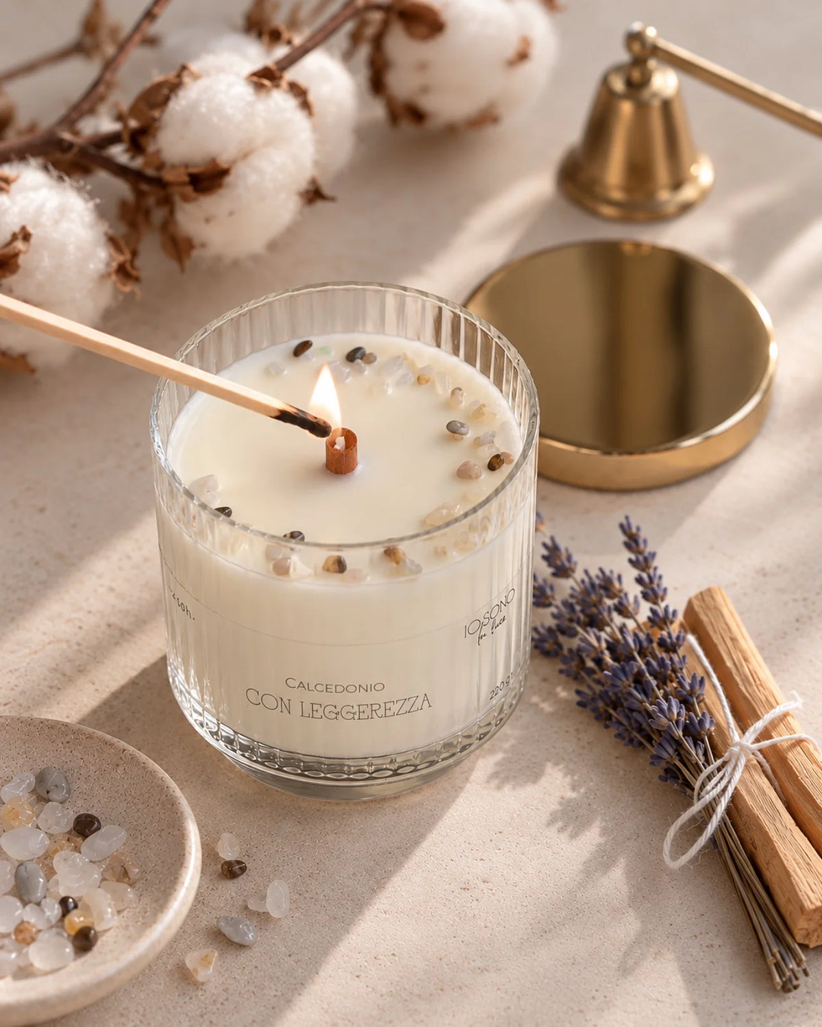 Ritual Kit con due bastoncini di palo santo, mazzetto con 6 rametti di lavanda, candela profumata in cera di soia arricchita con chips di cristalli pietre semipreziose naturali | Calcedonio Blu - Il Rituale della Leggerezza