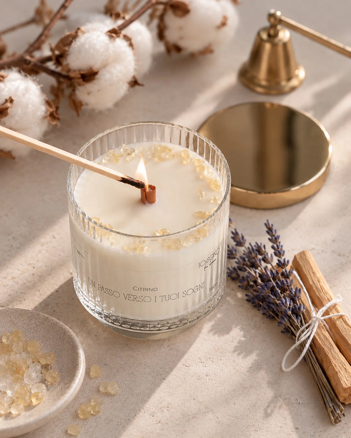 Ritual Kit con due bastoncini di palo santo, mazzetto con 6 rametti di lavanda, candela profumata in cera di soia arricchita con chips di cristalli pietre semipreziose naturali | Ametista - Il Rituale del Primo Passo