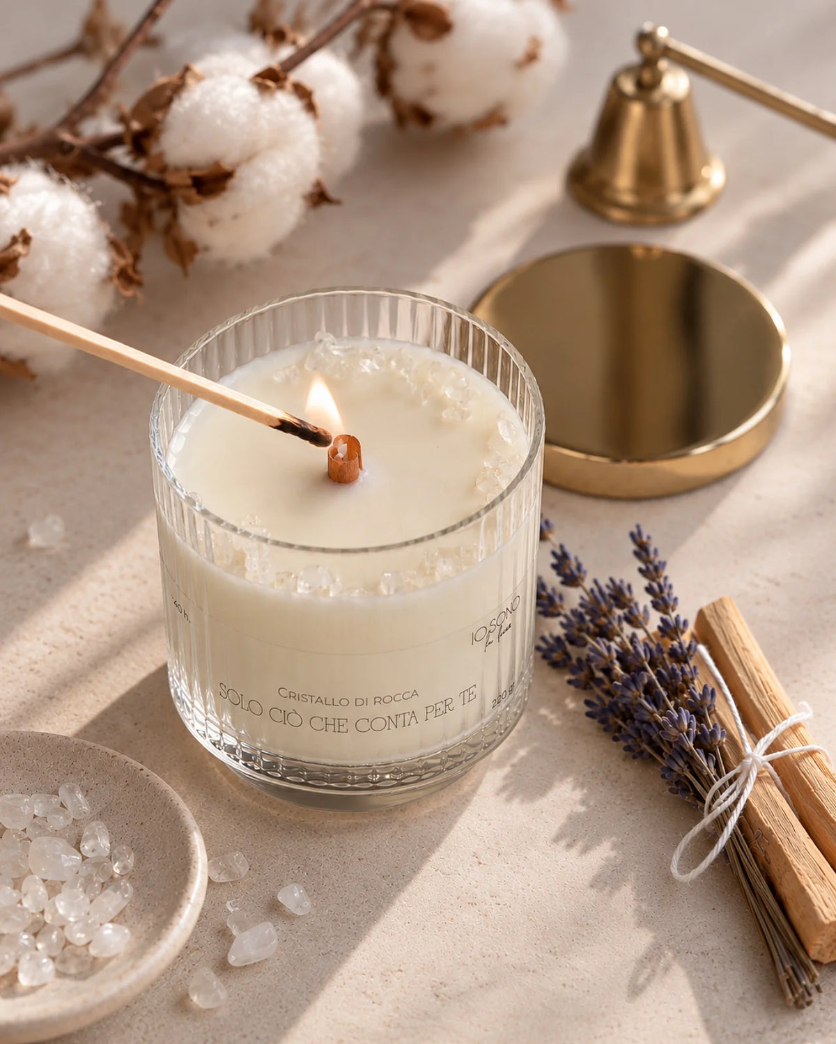 Ritual Kit con due bastoncini di palo santo, mazzetto con 6 rametti di lavanda, candela profumata in cera di soia arricchita con chips di cristalli pietre semipreziose naturali | Cristallo di Rocca - Il Rituale dell'Essenziale