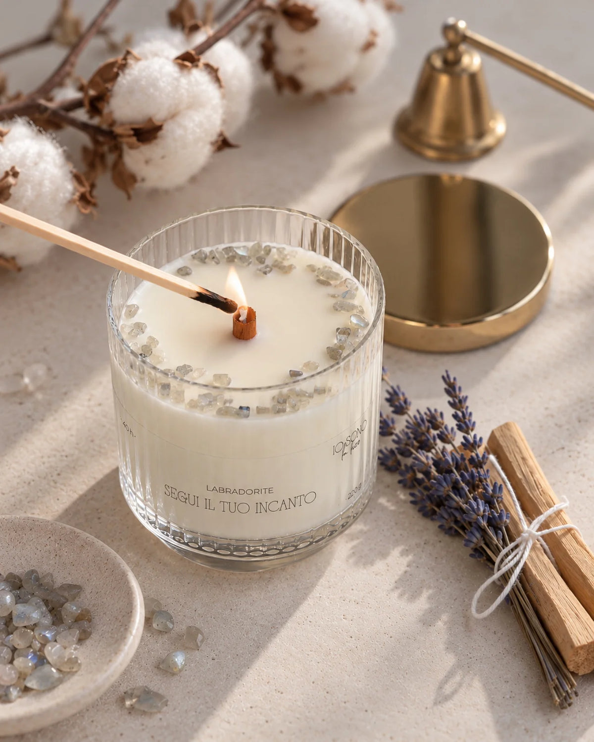 Ritual Kit con due bastoncini di palo santo, mazzetto con 6 rametti di lavanda, candela profumata in cera di soia arricchita con chips di cristalli pietre semipreziose naturali | Labradorite - Il Rituale dell'Intuito