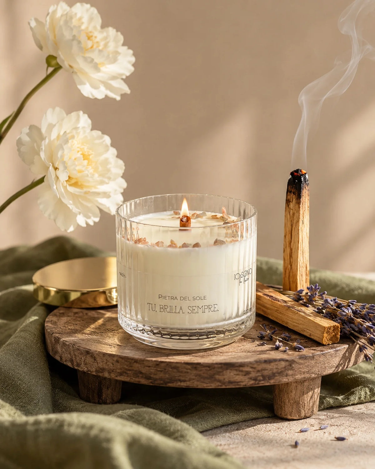 Ritual Kit con due bastoncini di palo santo, mazzetto con 6 rametti di lavanda, candela profumata in cera di soia arricchita con chips di cristalli pietre semipreziose naturali