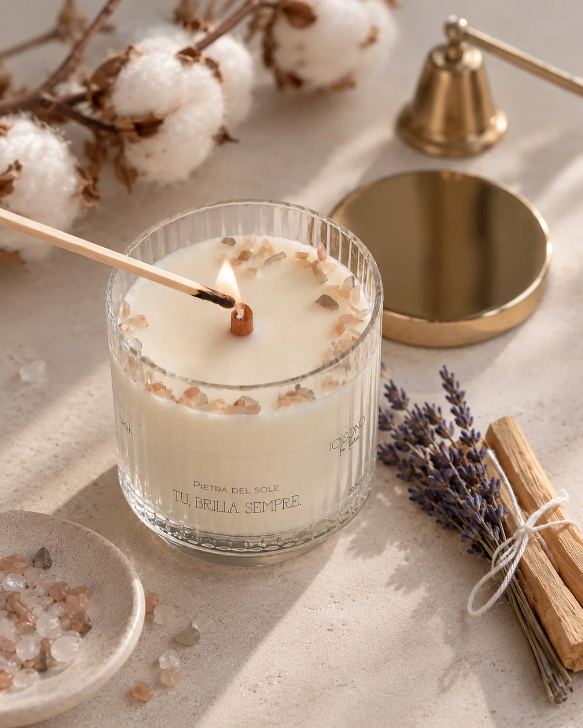 Ritual Kit con due bastoncini di palo santo, mazzetto con 6 rametti di lavanda, candela profumata in cera di soia arricchita con chips di cristalli pietre semipreziose naturali | Pietra del Sole - Il Rituale dello Splendore