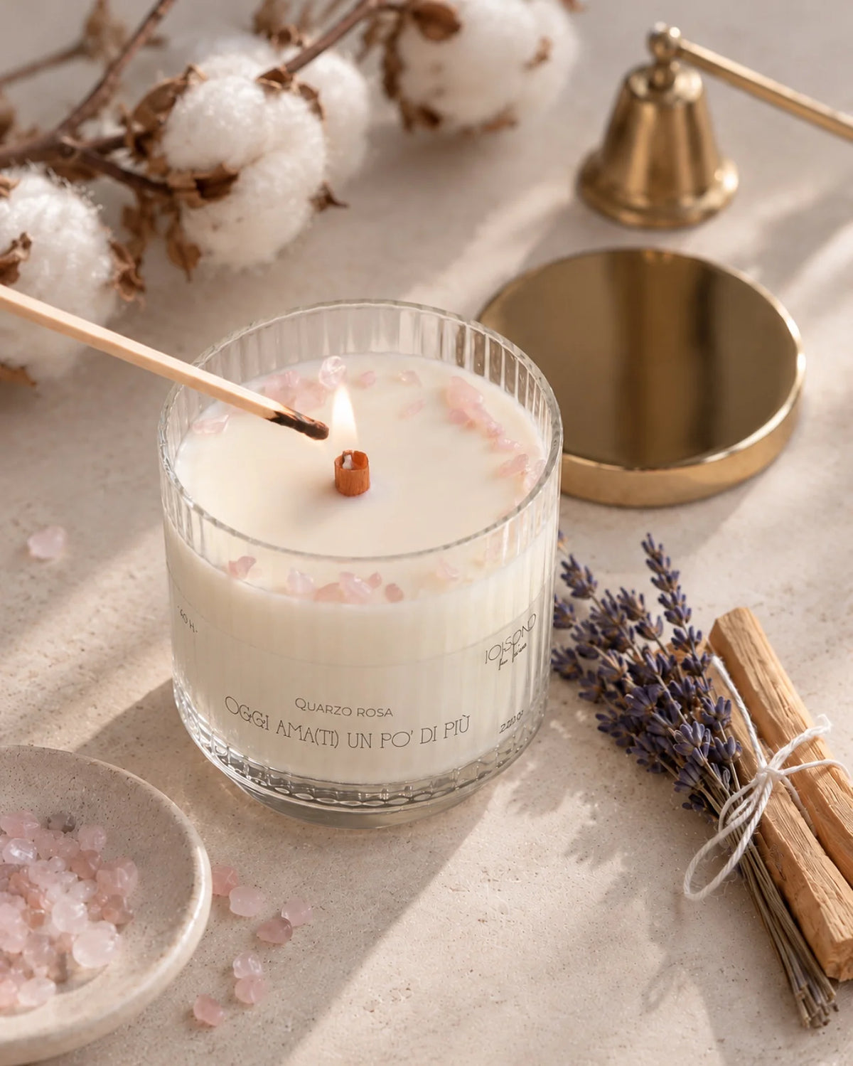 Ritual Kit con due bastoncini di palo santo, mazzetto con 6 rametti di lavanda, candela profumata in cera di soia arricchita con chips di cristalli pietre semipreziose naturali | Quarzo Rosa - Il Rituale della Gentilezza