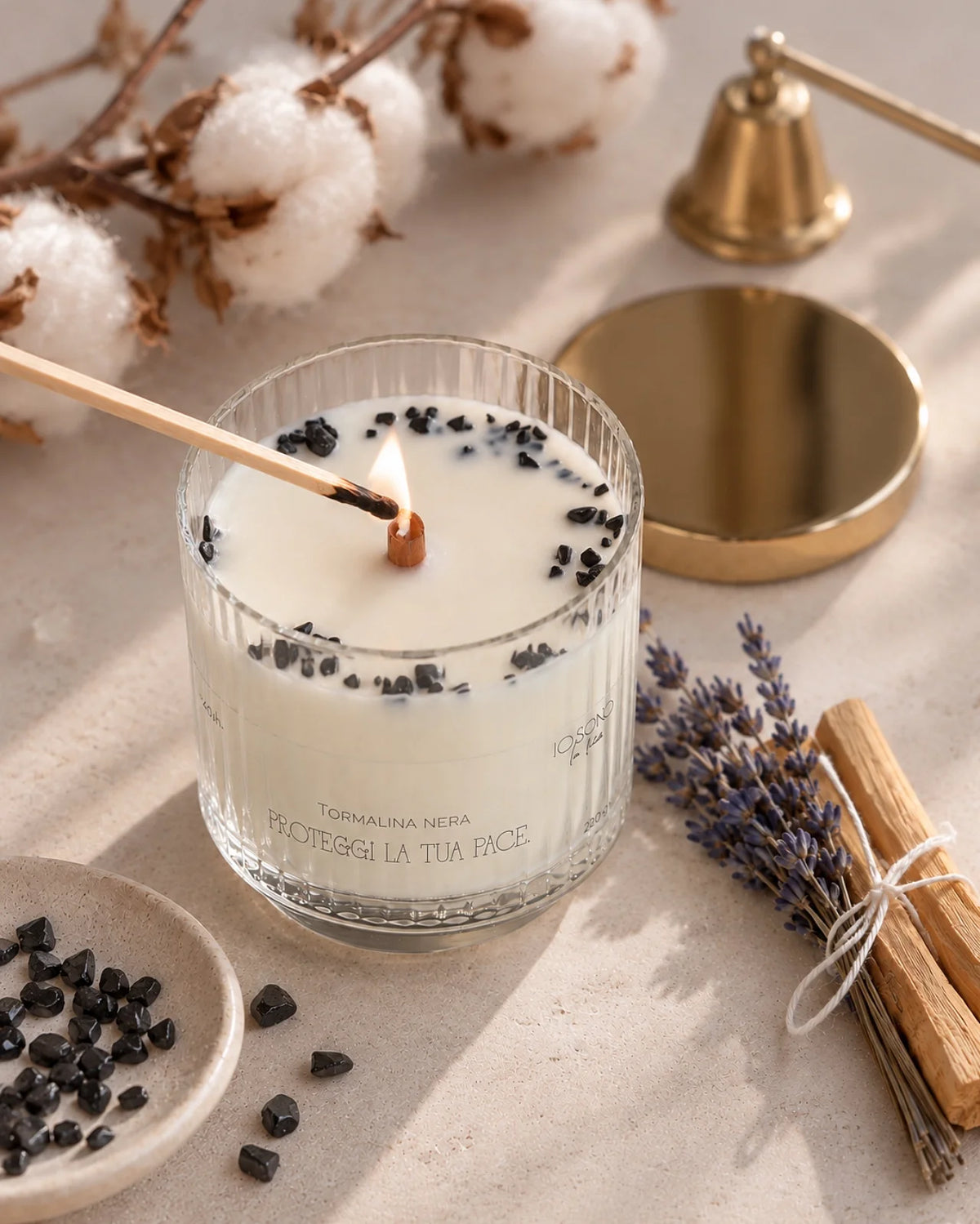Ritual Kit con due bastoncini di palo santo, mazzetto con 6 rametti di lavanda, candela profumata in cera di soia arricchita con chips di cristalli pietre semipreziose naturali | Tormalina Nera - Il Rituale dei Confini Gentili