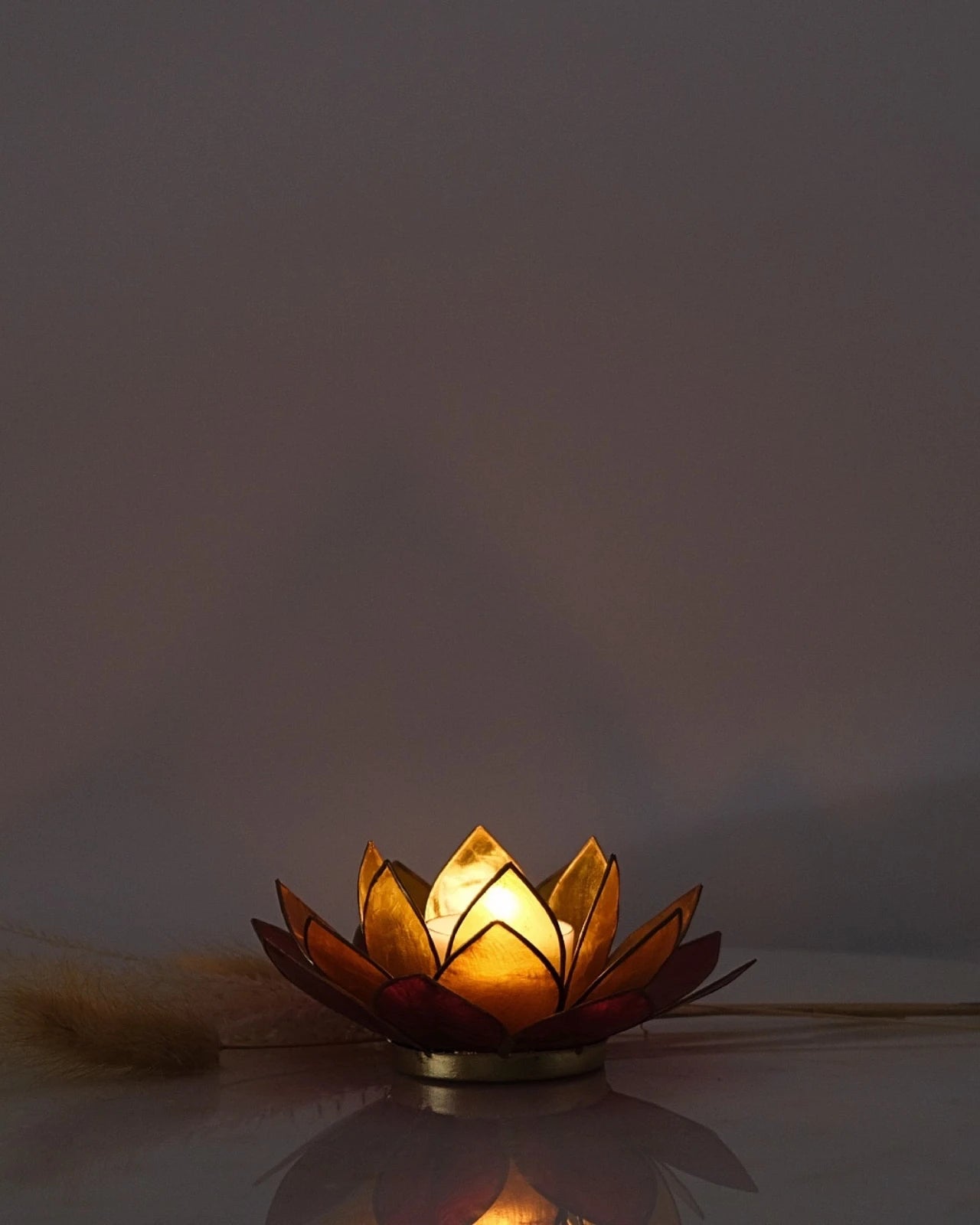 Puro: portacandele a forma di fior di loto in conchiglia