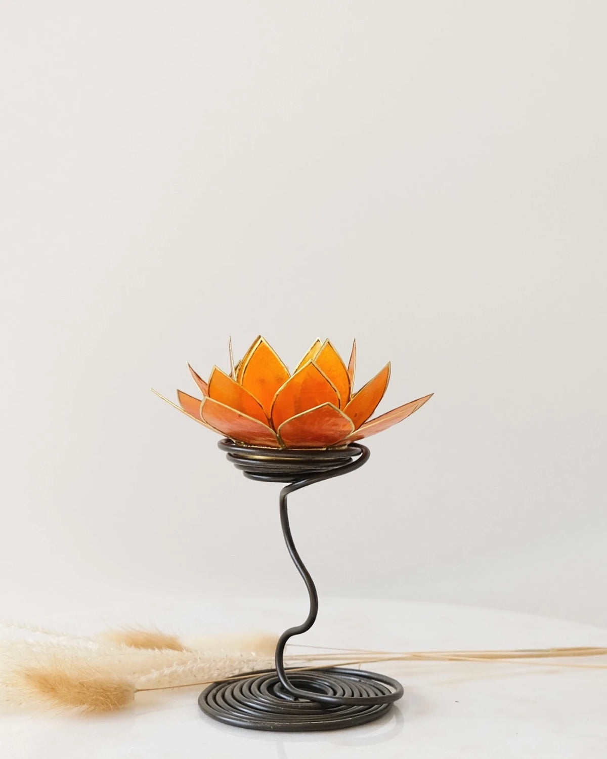 Puro: portacandele a forma di fior di loto in conchiglia con stelo colore arancione