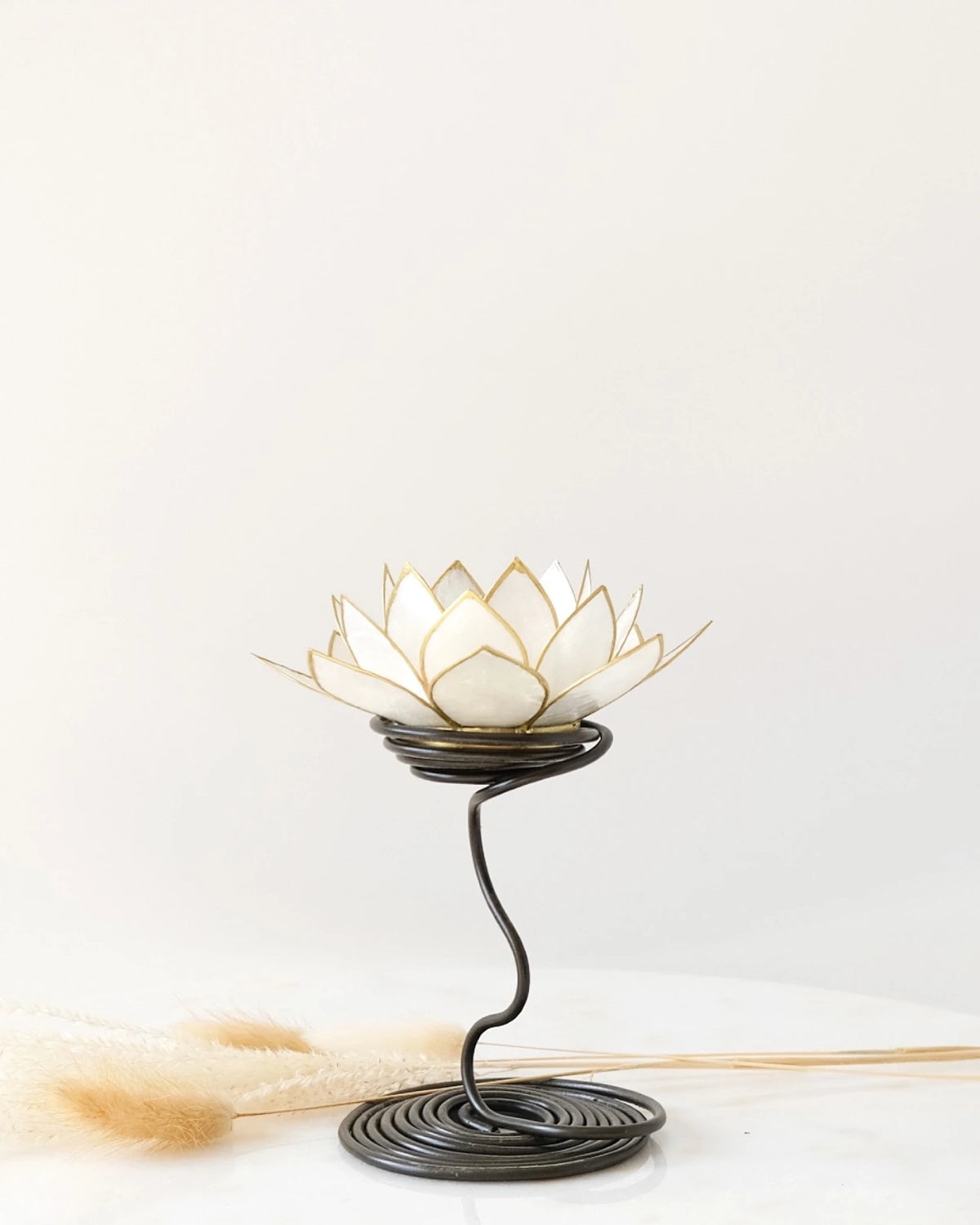 Puro: portacandele a forma di fior di loto in conchiglia con stelo colore bianco