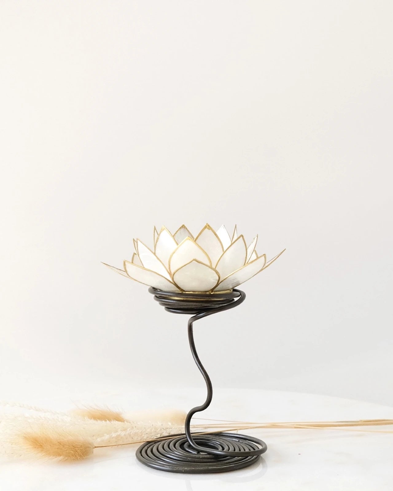 Puro: portacandele a forma di fior di loto in conchiglia con stelo colore bianco