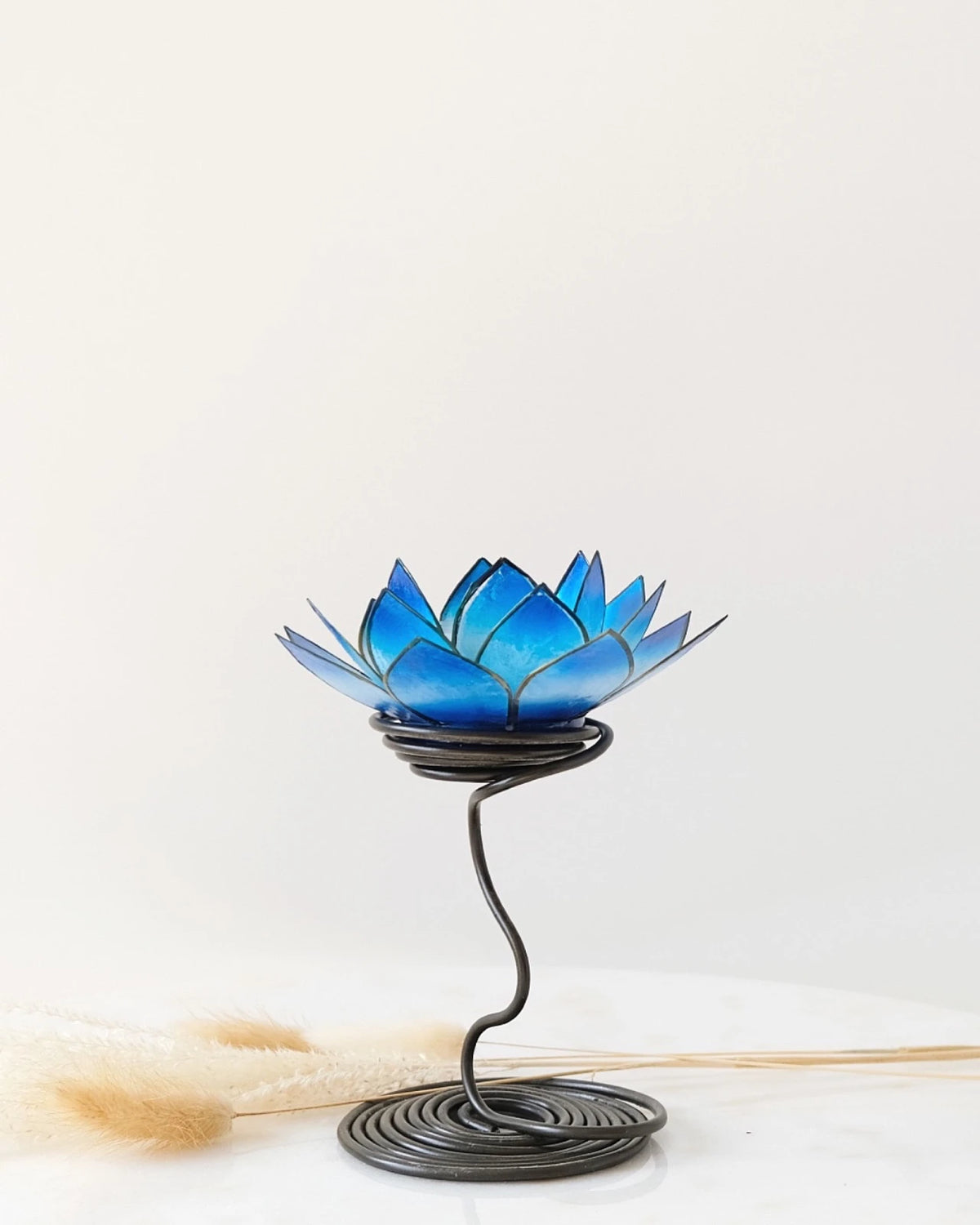 Puro: portacandele a forma di fior di loto in conchiglia con stelo colore blu sfumato