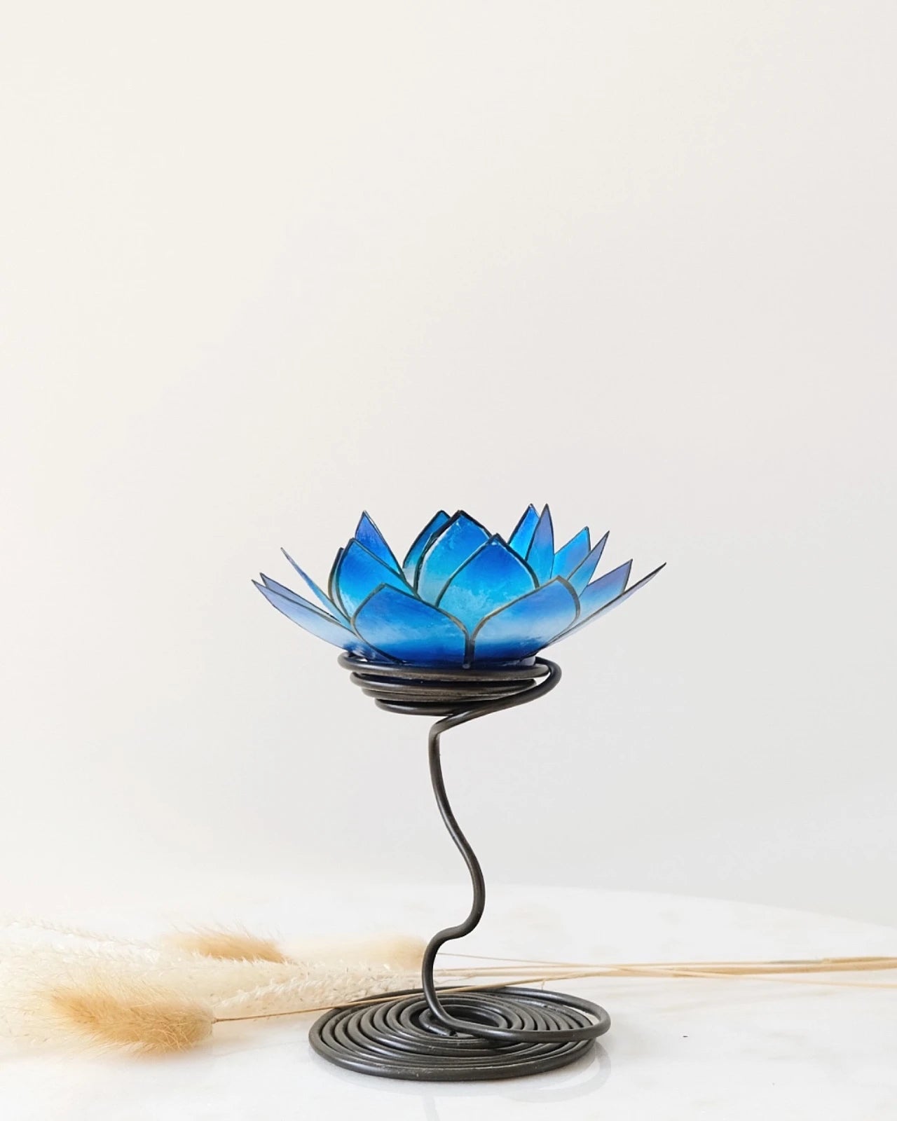 Puro: portacandele a forma di fior di loto in conchiglia con stelo colore blu sfumato