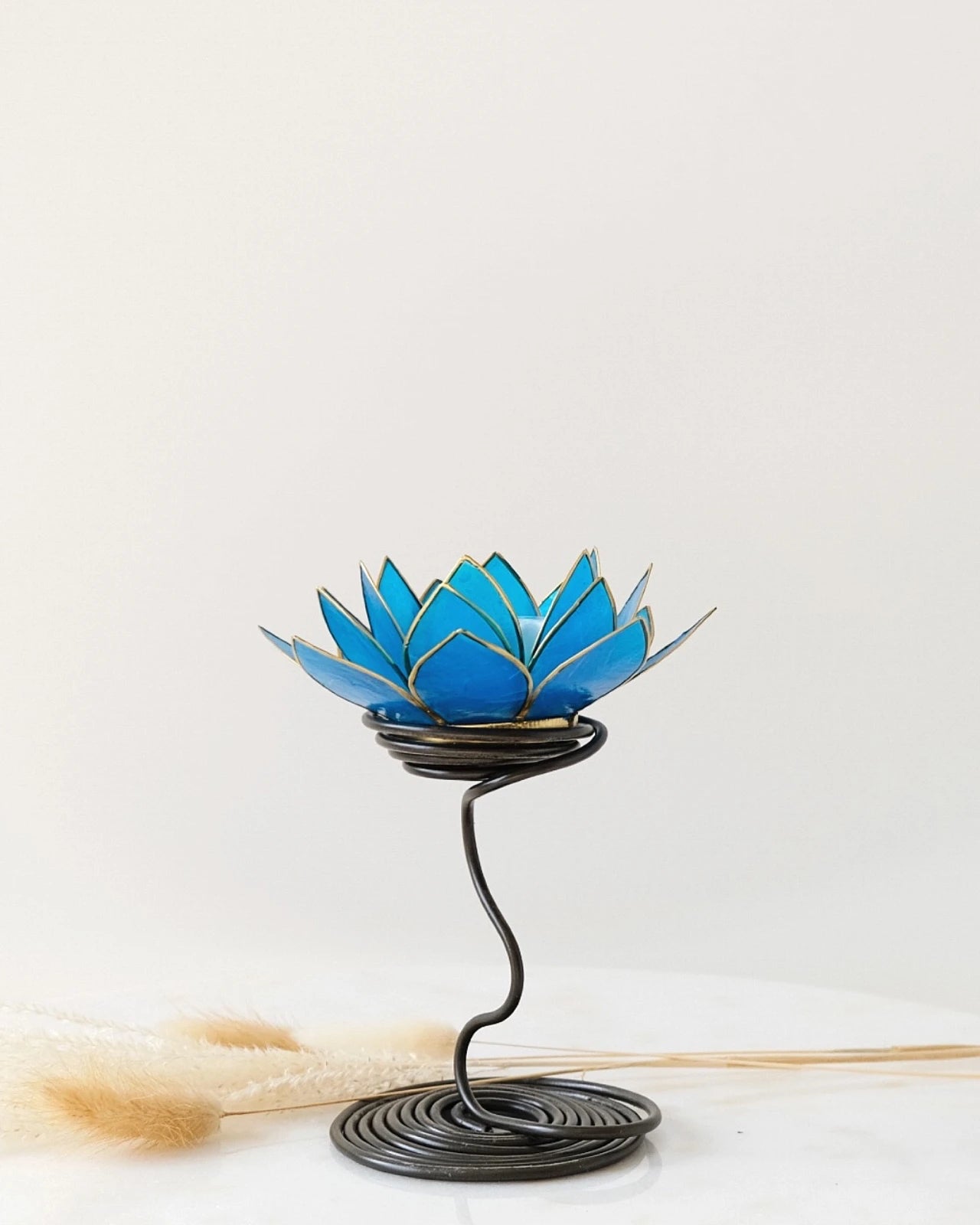 Puro: portacandele a forma di fior di loto in conchiglia con stelo colore celeste