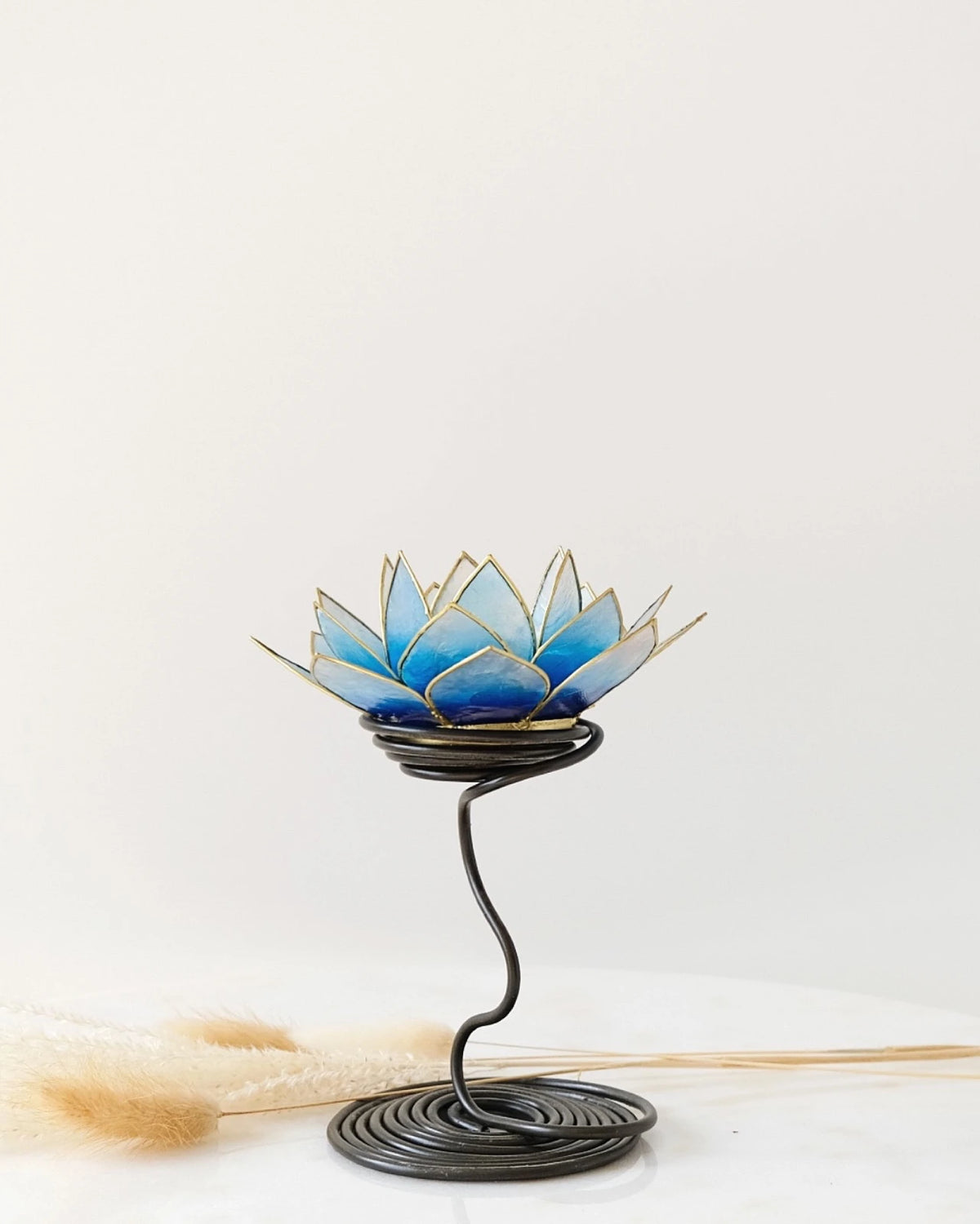 Puro: portacandele a forma di fior di loto in conchiglia con stelo colore celeste sfumato