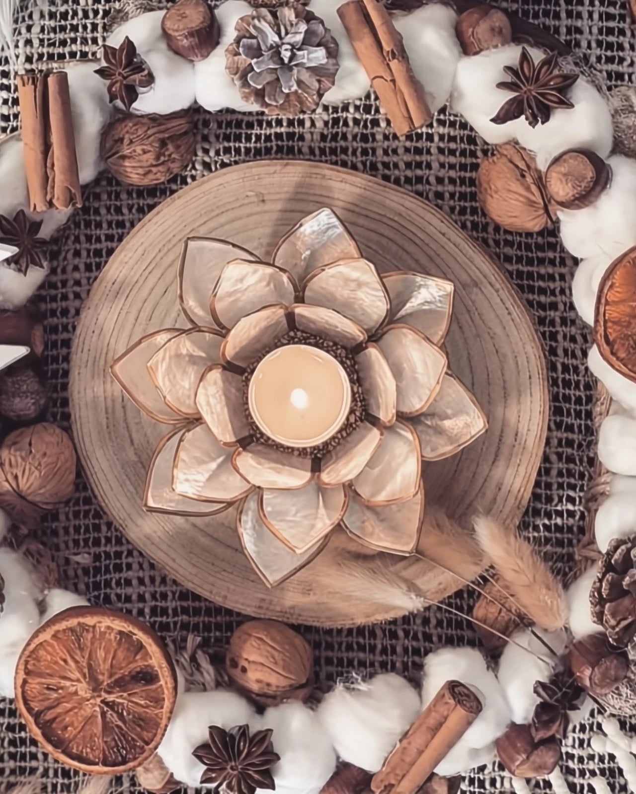 Puro: portacandele a forma di fior di loto realizzato artigianalmente in conchiglia di capiz