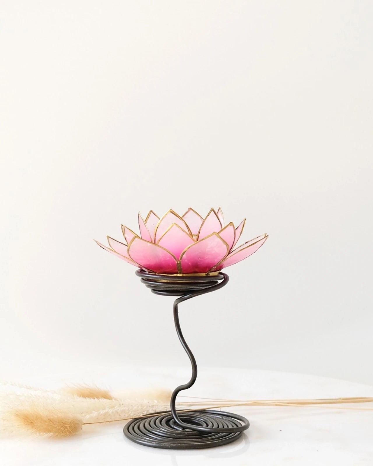 Puro: portacandele a forma di fior di loto in conchiglia con stelo colore fucsia