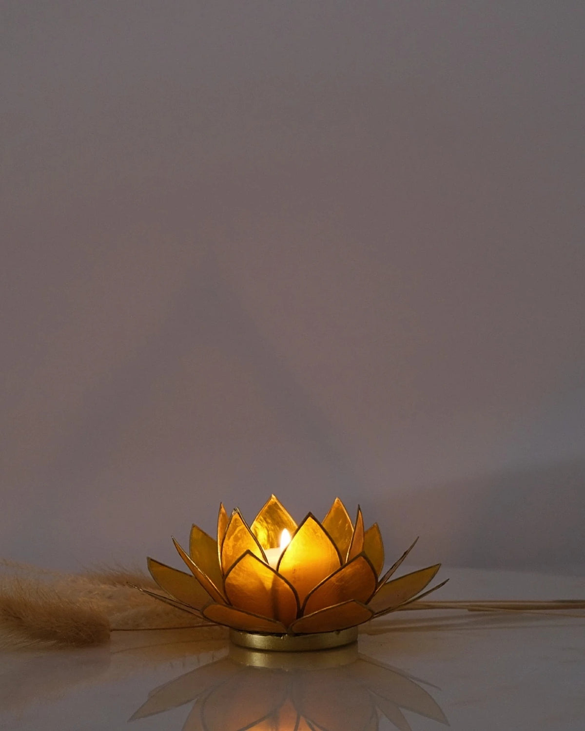 Puro: portacandele a forma di fior di loto in conchiglia colore giallo