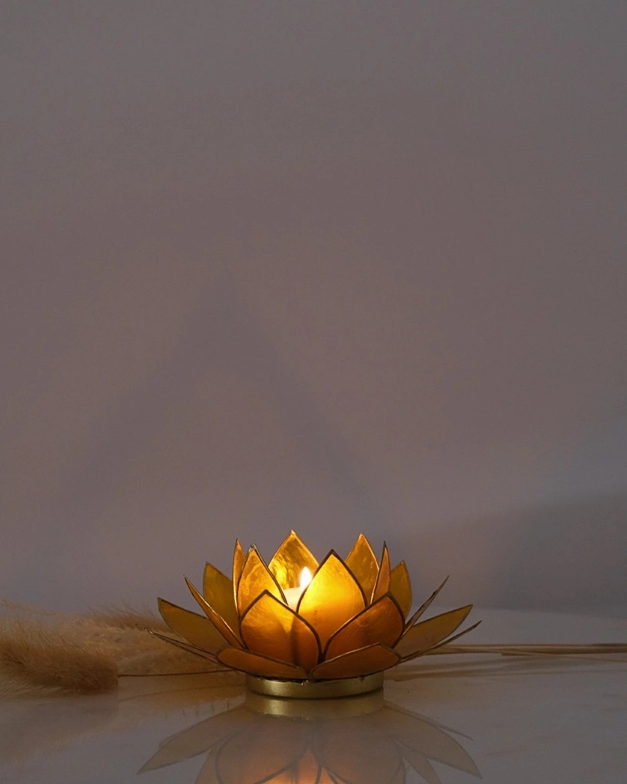 Puro: portacandele a forma di fior di loto in conchiglia colore giallo