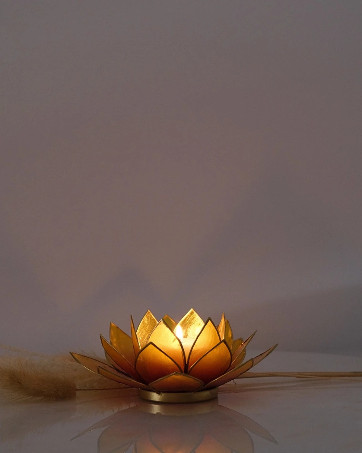 Puro: portacandele a forma di fior di loto in conchiglia con stelo colore giallo