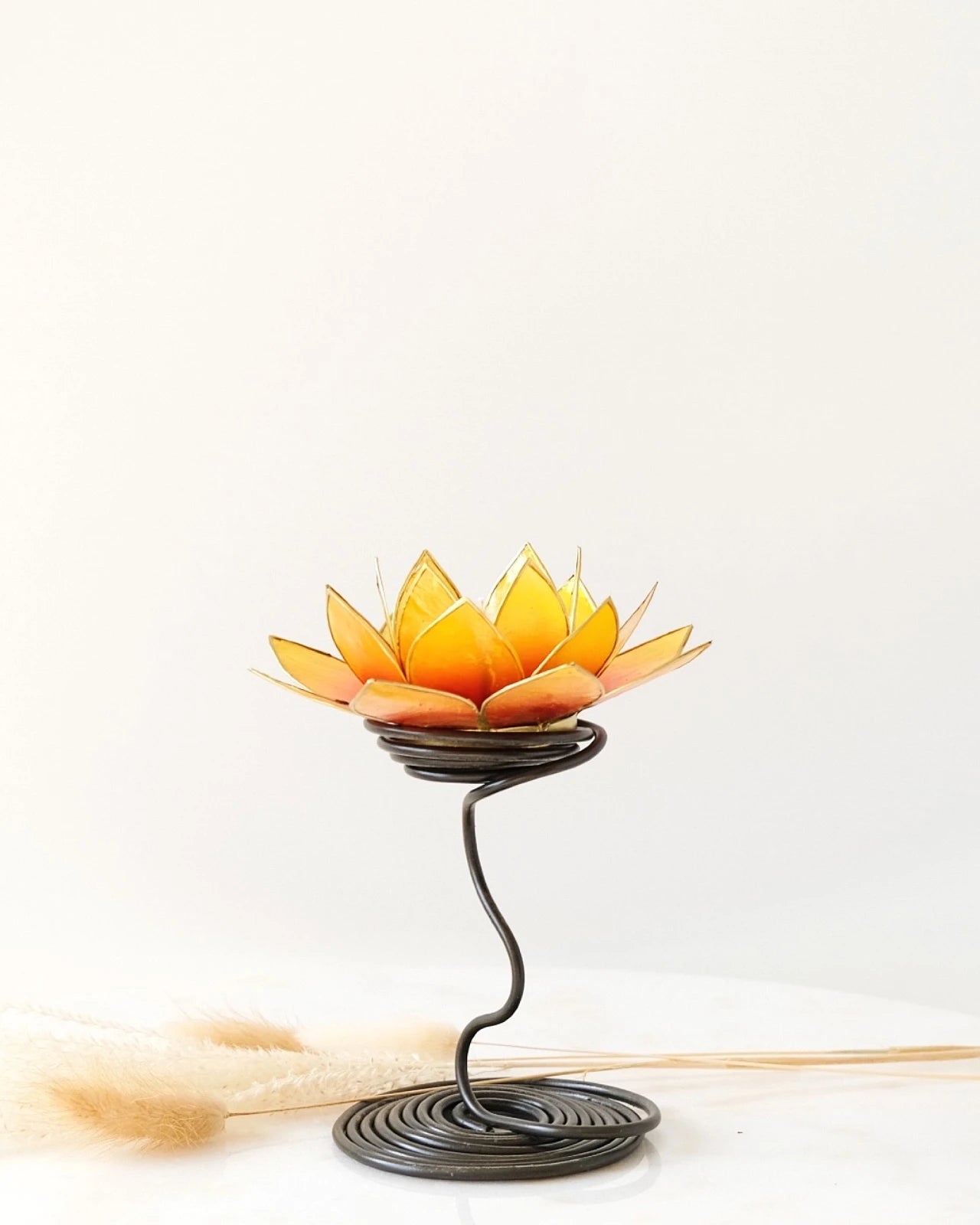 Puro: portacandele a forma di fior di loto in conchiglia colore giallo arancio