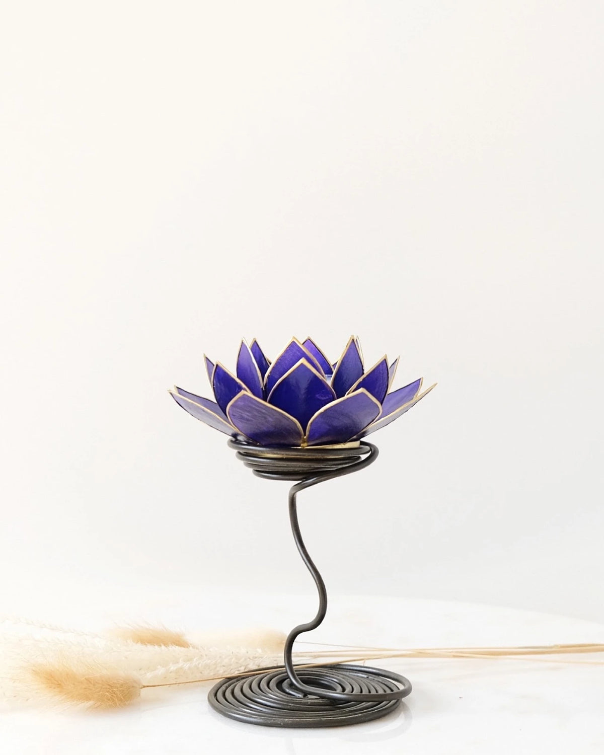 Puro: portacandele a forma di fior di loto in conchiglia con stelo colore indaco